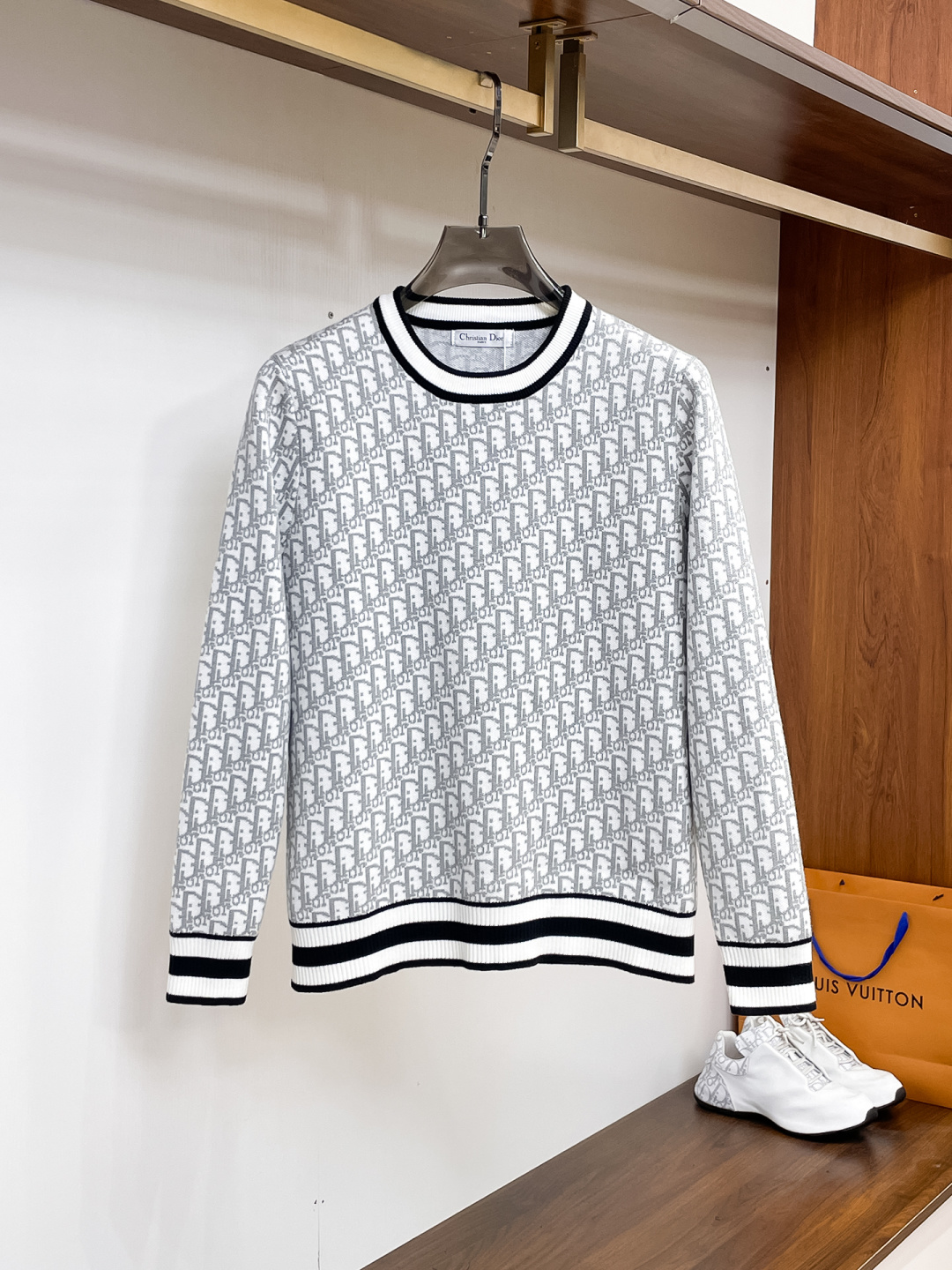 NO:537247,Dior 2025 Autumn and Winter [New Product] Sweaters are exclusively available for tough products, imported original technology wool worsted!  Fine knitting is integrated, and the color mixed weaving is purely handmade. It is of high grade, highlighting the taste and luxury of clothing. It is exquisite in craftsmanship!  Customized original craft thread upper body is so handsome, purchasing level counters with the same model as men and women. Number of codes M-3XL, dior, sweaters, alexander wang19860909迪奥 2025秋冬【新品】毛衣专供狠货,进口原版科技羊毛精纺！精细针织一体,色彩混织纯手工技艺呈现 档次极高,凸显衣着品味与奢华 工艺精湛！定制原版工艺螺纹上身帅到爆,代购级别专柜男女同款 码数M-3XL,,dior,sweaters,alexander wang,Men's clothing