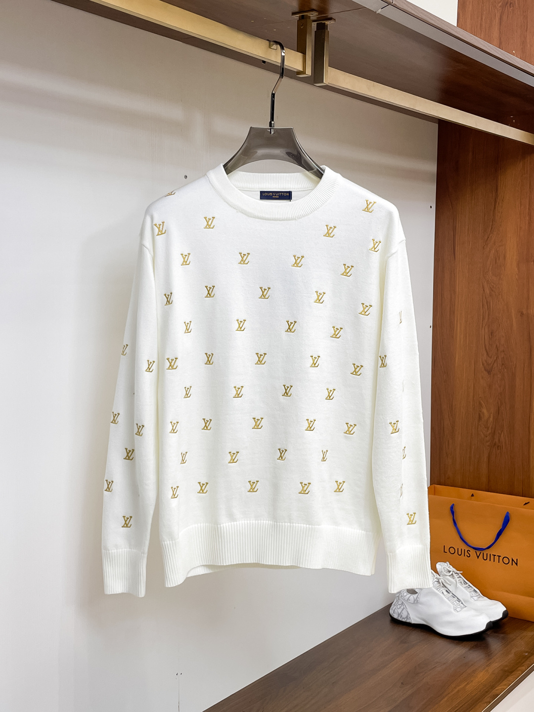 NO:537241,LV 2025 Autumn and Winter [New Product] Sweaters are exclusively available for tough products, imported original technology wool worsted!  Fine knitting is integrated, and the color mixed weaving is purely handmade. It is of high grade, highlighting the taste and luxury of clothing. It is exquisite in craftsmanship!  Customized original craft thread upper body is so handsome, purchasing level counters with the same model as men and women. Number of codes M-3XL, louis vuitton, sweaters, alexander wang19860909LV 2025秋冬【新品】毛衣专供狠货,进口原版科技羊毛精纺！精细针织一体,色彩混织纯手工技艺呈现 档次极高,凸显衣着品味与奢华 工艺精湛！定制原版工艺螺纹上身帅到爆,代购级别专柜男女同款 码数M-3XL,,louis vuitton,sweaters,alexander wang,Men's clothing