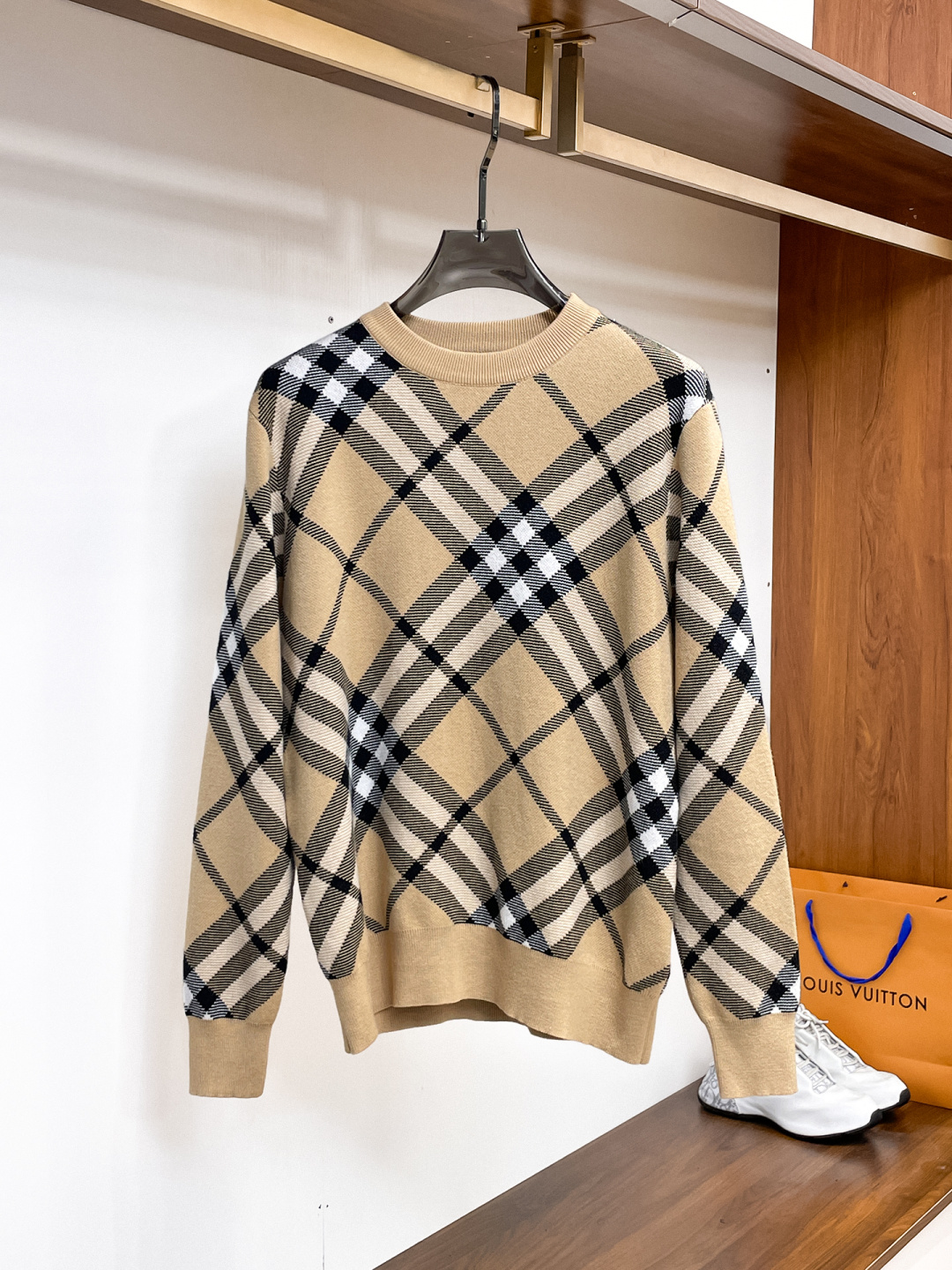 NO:537239,Burberry 2025 Autumn and Winter [New Product] Sweaters are exclusively available for harsh goods, imported original technology wool worsted!  Fine knitting is integrated, and the color mixed weaving is purely handmade. It is of high grade, highlighting the taste and luxury of clothing. It is exquisite in craftsmanship!  Customized original craft thread upper body is so handsome, purchasing level counters with the same model as men and women. Number of codes M-3XL, burberry, sweaters, alexander wang19860909巴宝莉 2025秋冬【新品】毛衣专供狠货,进口原版科技羊毛精纺！精细针织一体,色彩混织纯手工技艺呈现 档次极高,凸显衣着品味与奢华 工艺精湛！定制原版工艺螺纹上身帅到爆,代购级别专柜男女同款 码数M-3XL,,burberry,sweaters,alexander wang,Men's clothing