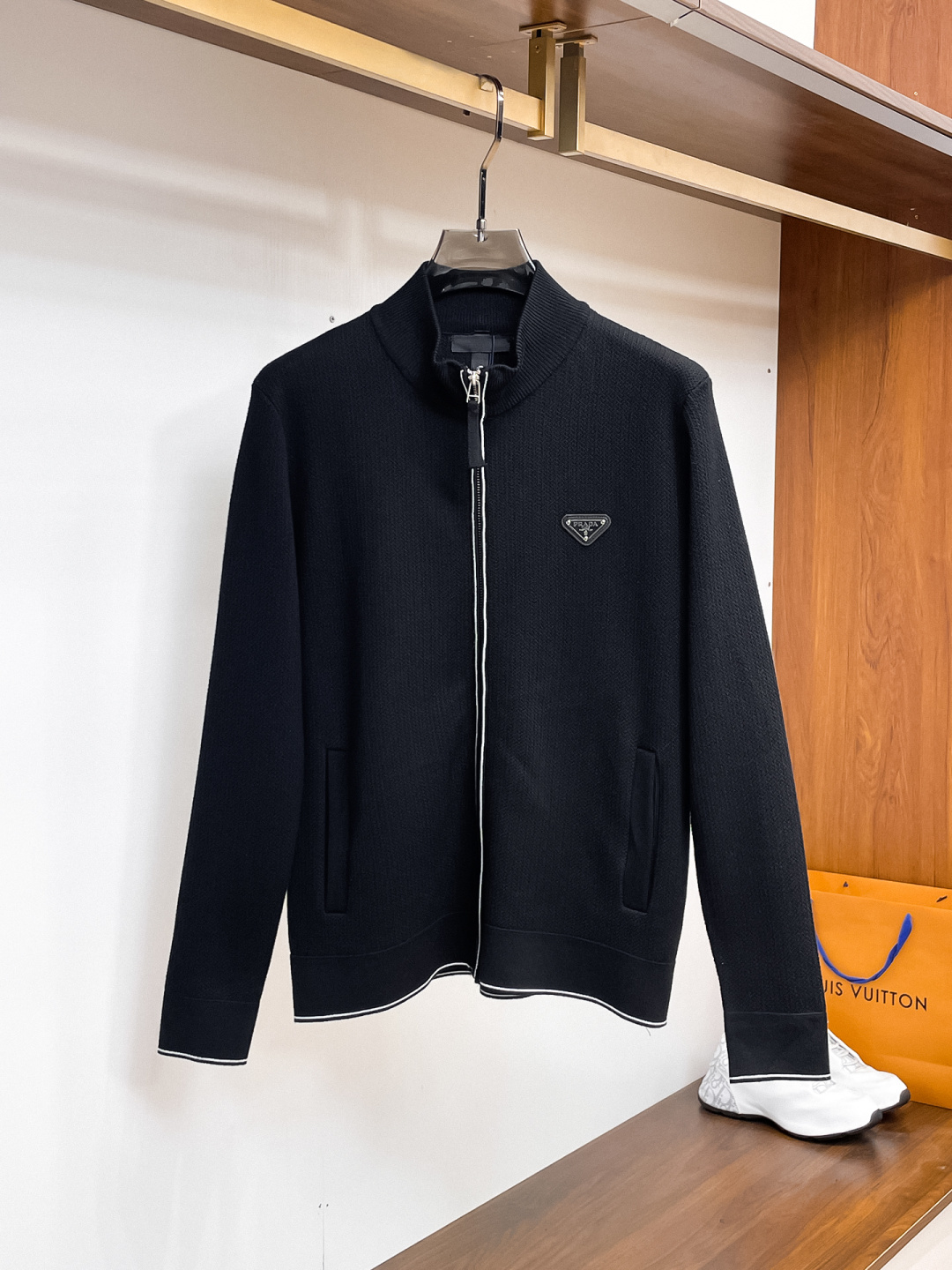 NO:537235,Prada 2025 Autumn and Winter [New Product] Cardigan zipper sweaters are exclusively available for tough goods, imported original technology wool worsted!  Fine knitting is integrated, and the color mixed weaving is purely handmade. It is of high grade, highlighting the taste and luxury of clothing. It is exquisite in craftsmanship!  Customized original craft thread upper body is so handsome, purchasing level counters with the same model as men and women. Number of codes M-3XL, prada, sweaters, alexander wang19860909普拉达 2025秋冬【新品】开衫拉链毛衣专供狠货,进口原版科技羊毛精纺！精细针织一体,色彩混织纯手工技艺呈现 档次极高,凸显衣着品味与奢华 工艺精湛！定制原版工艺螺纹上身帅到爆,代购级别专柜男女同款 码数M-3XL,,prada,sweaters,alexander wang,Men's clothing