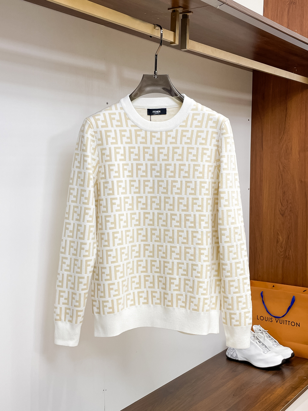 NO:537244,Fendi 2025 Autumn and Winter [New Product] Sweaters are exclusively available for harsh goods, imported original technology wool worsted!  Fine knitting is integrated, and the color mixed weaving is purely handmade. It is of high grade, highlighting the taste and luxury of clothing. It is exquisite in craftsmanship!  Customized original craft thread upper body is so handsome, purchasing level counters with the same model as men and women. Number of codes M-3XL, fendi, sweaters, alexander wang19860909芬迪 2025秋冬【新品】毛衣专供狠货,进口原版科技羊毛精纺！精细针织一体,色彩混织纯手工技艺呈现 档次极高,凸显衣着品味与奢华 工艺精湛！定制原版工艺螺纹上身帅到爆,代购级别专柜男女同款 码数M-3XL,,fendi,sweaters,alexander wang,Men's clothing