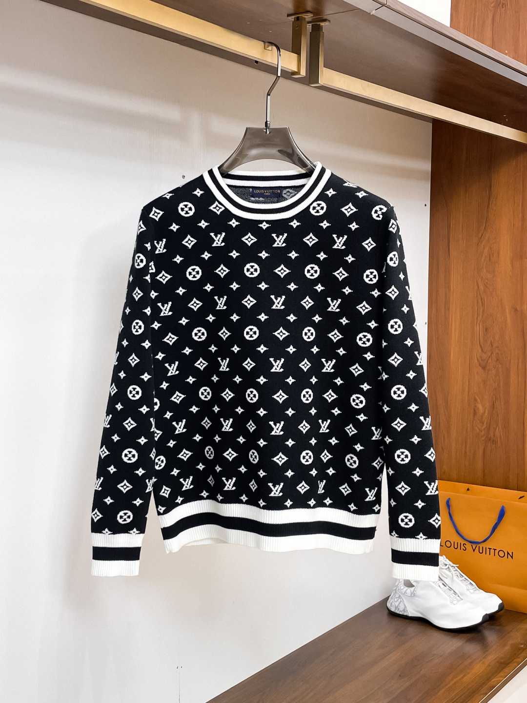 NO:537237,LV 2025 Autumn and Winter [New Product] Sweaters are exclusively available for tough products, imported original technology wool worsted!  Fine knitting is integrated, and the color mixed weaving is purely handmade. It is of high grade, highlighting the taste and luxury of clothing. It is exquisite in craftsmanship!  Customized original craft thread upper body is so handsome, purchasing level counters with the same model as men and women. Number of codes M-3XL, louis vuitton, sweaters, alexander wang19860909LV 2025秋冬【新品】毛衣专供狠货,进口原版科技羊毛精纺！精细针织一体,色彩混织纯手工技艺呈现 档次极高,凸显衣着品味与奢华 工艺精湛！定制原版工艺螺纹上身帅到爆,代购级别专柜男女同款 码数M-3XL,,louis vuitton,sweaters,alexander wang,Men's clothing