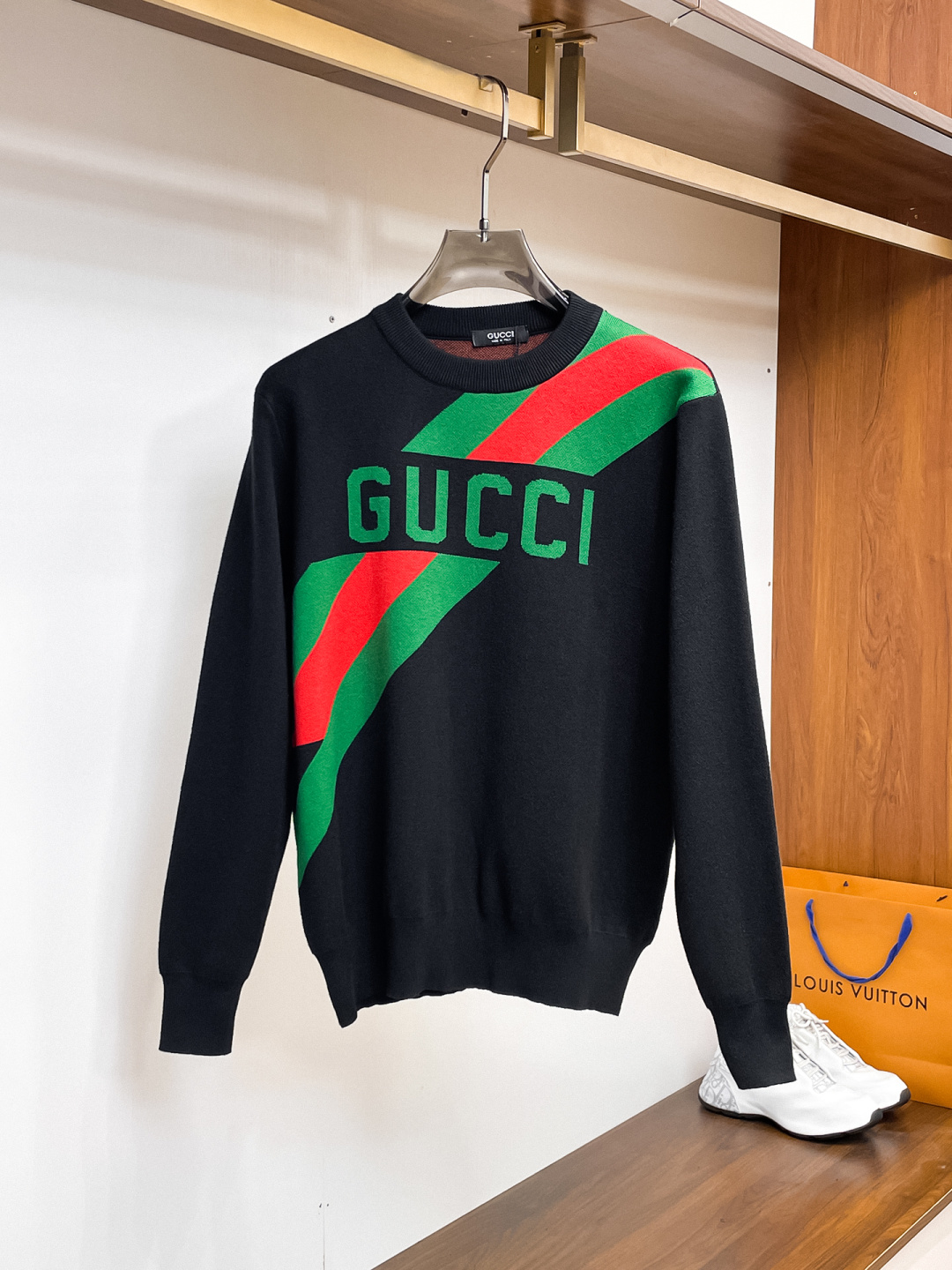 NO:537242,Gucci 2025 Autumn and Winter [New Product] Sweaters are exclusively available for tough goods, imported original technology wool worsted!  Fine knitting is integrated, and the color mixed weaving is purely handmade. It is of high grade, highlighting the taste and luxury of clothing. It is exquisite in craftsmanship!  Customized original craft thread upper body is so handsome, purchasing level counters with the same model as men and women. Number of codes M-3XL, gucci, sweaters, alexander wang19860909古驰 2025秋冬【新品】毛衣专供狠货,进口原版科技羊毛精纺！精细针织一体,色彩混织纯手工技艺呈现 档次极高,凸显衣着品味与奢华 工艺精湛！定制原版工艺螺纹上身帅到爆,代购级别专柜男女同款 码数M-3XL,,gucci,sweaters,alexander wang,Men's clothing