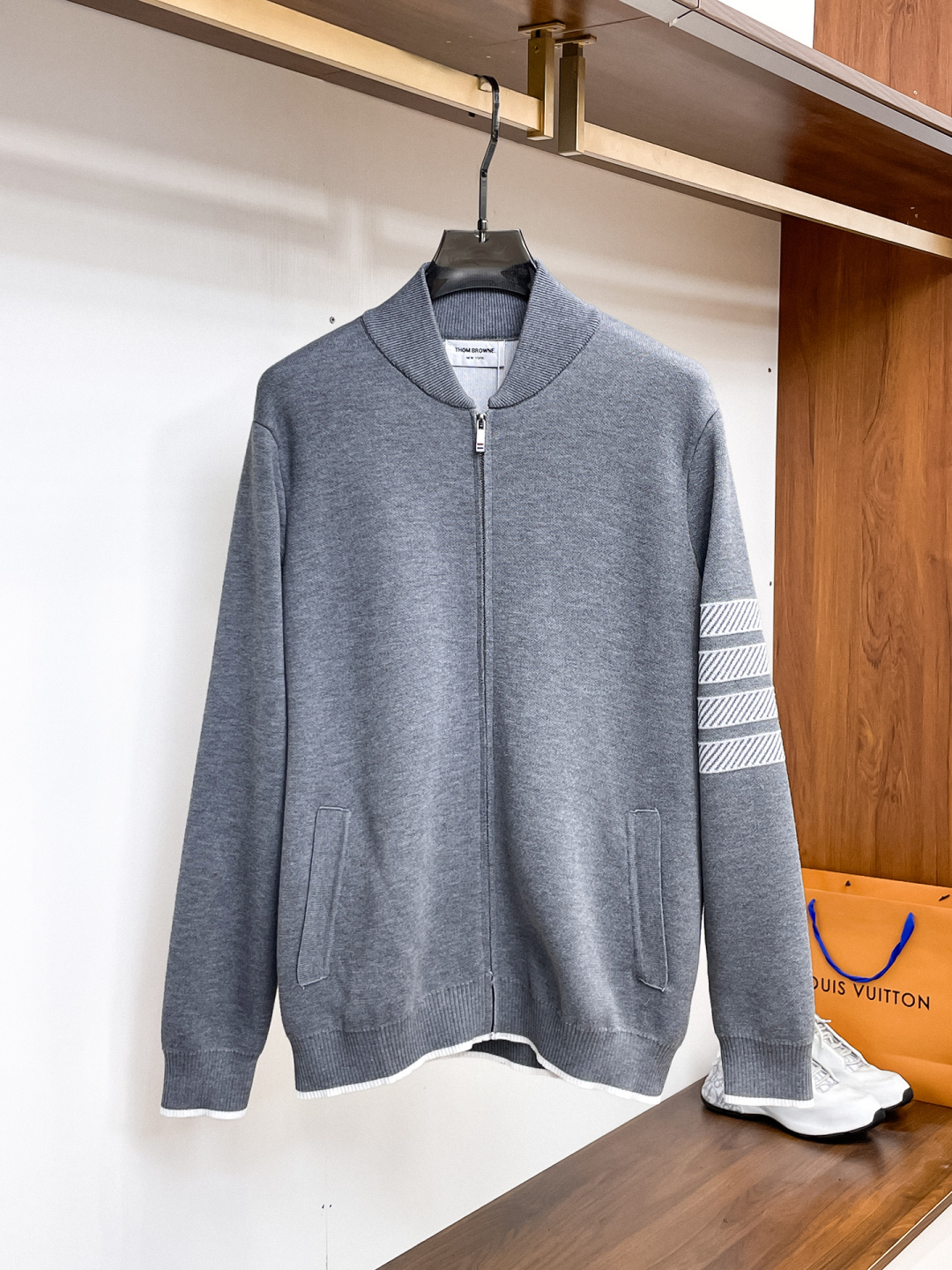 NO:537249,TB 2025 Autumn and Winter [New Product] Cardigan zipper sweaters are exclusively available for tough goods, imported original technology wool worsted!  Fine knitting is integrated, and the color mixed weaving is purely handmade. It is of high grade, highlighting the taste and luxury of clothing. It is exquisite in craftsmanship!  Customized original craft thread upper body is so handsome, purchasing level counters with the same model as men and women. Size M-3XL, sweaters, alexander wang19860909TB 2025秋冬【新品】开衫拉链毛衣专供狠货,进口原版科技羊毛精纺！精细针织一体,色彩混织纯手工技艺呈现 档次极高,凸显衣着品味与奢华 工艺精湛！定制原版工艺螺纹上身帅到爆,代购级别专柜男女同款 码数M-3XL,,sweaters,alexander wang,Men's clothing