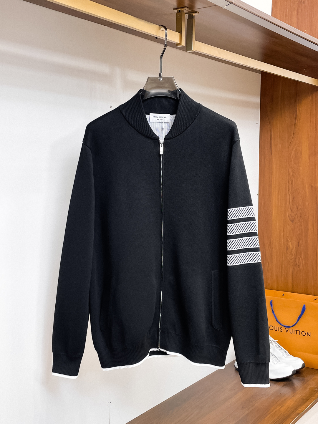 NO:538263,TB 2025 Autumn and Winter [New Product] Cardigan zipper sweaters are exclusively available for tough goods, imported original technology wool worsted!  Fine knitting is integrated, and the color mixed weaving is purely handmade. It is of high grade, highlighting the taste and luxury of clothing. It is exquisite in craftsmanship!  Customized original craft thread upper body is so handsome, purchasing level counters with the same model as men and women. Number of codes M-3XL, sweaters, alexander wang19860909TB 2025秋冬【新品】开衫拉链毛衣专供狠货,进口原版科技羊毛精纺！精细针织一体,色彩混织纯手工技艺呈现 档次极高,凸显衣着品味与奢华 工艺精湛！定制原版工艺螺纹上身帅到爆,代购级别专柜男女同款 码数M-3XL,,sweaters,alexander wang,Men's clothing