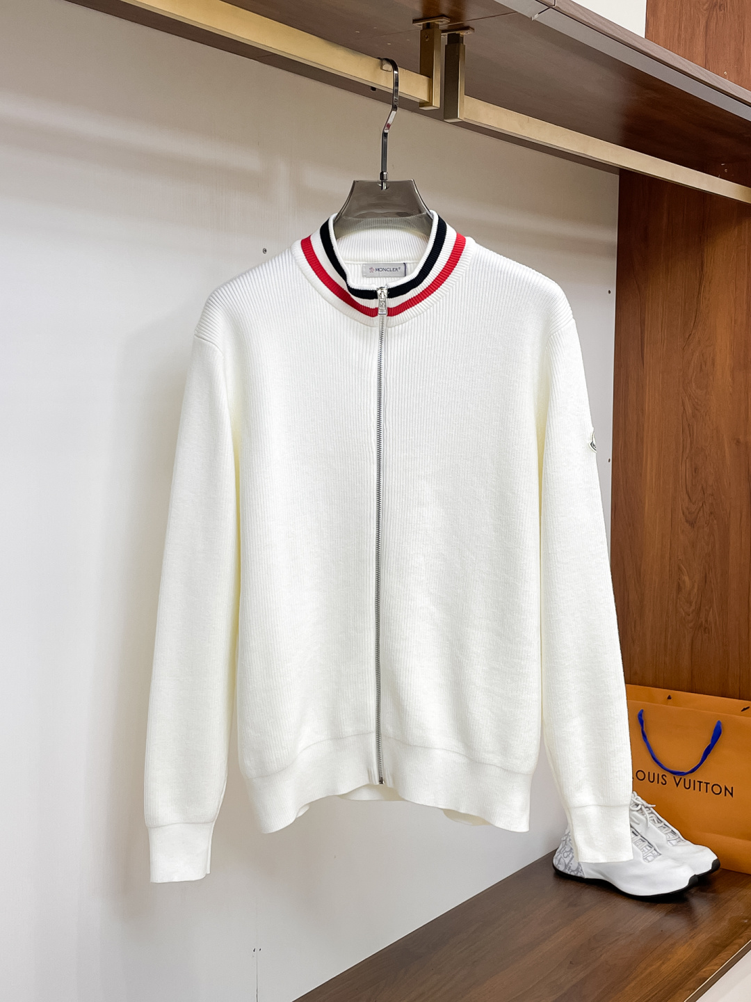 NO:537255,The 2025 autumn and winter [new product] cardigan zipper sweaters are exclusively available for tough goods, imported original technology wool worsened!  Fine knitting is integrated, and the color mixed weaving is purely handmade. It is of high grade, highlighting the taste and luxury of clothing. It is exquisite in craftsmanship!  Customized original craft thread upper body is so handsome, purchasing level counters with the same model as men and women. Number of codes M-3XL, Moncler, sweaters, alexander wang19860909蒙口 2025秋冬【新品】开衫拉链毛衣专供狠货,进口原版科技羊毛精纺！精细针织一体,色彩混织纯手工技艺呈现 档次极高,凸显衣着品味与奢华 工艺精湛！定制原版工艺螺纹上身帅到爆,代购级别专柜男女同款 码数M-3XL,,Moncler,sweaters,alexander wang,Men's clothing