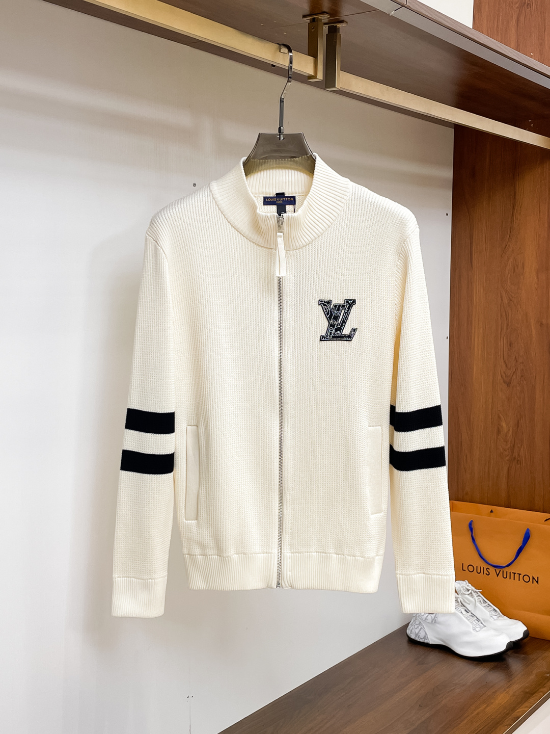 NO:537232,LV 2025 Autumn and Winter [New Product] Cardigan zipper sweaters are exclusively available for tough products, imported original technology wool worsted!  Fine knitting is integrated, and the color mixed weaving is purely handmade. It is of high grade, highlighting the taste and luxury of clothing. It is exquisite in craftsmanship!  Customized original craft thread upper body is so handsome, purchasing level counters with the same model as men and women. Number of codes M-3XL, louis vuitton, sweaters, alexander wang19860909LV 2025秋冬【新品】开衫拉链毛衣专供狠货,进口原版科技羊毛精纺！精细针织一体,色彩混织纯手工技艺呈现 档次极高,凸显衣着品味与奢华 工艺精湛！定制原版工艺螺纹上身帅到爆,代购级别专柜男女同款 码数M-3XL,,louis vuitton,sweaters,alexander wang,Men's clothing