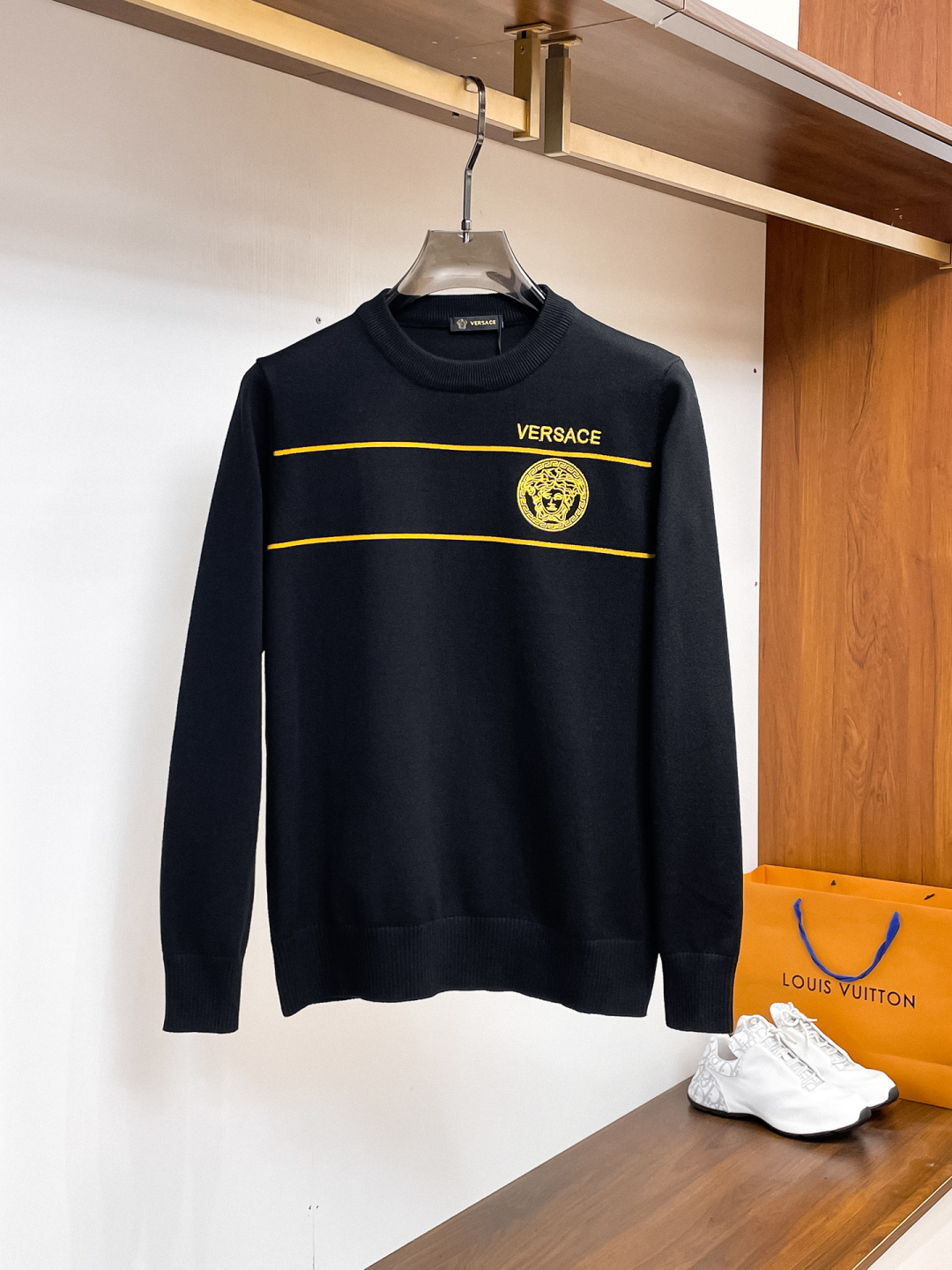 NO:537253,Versace 2025 Autumn and Winter [New Product] Sweaters are exclusively available for harsh goods, imported original technology wool worsted!  Fine knitting is integrated, and the color mixed weaving is purely handmade. It is of high grade, highlighting the taste and luxury of clothing. It is exquisite in craftsmanship!  Customized original craft thread upper body is so handsome, purchasing level counter with the same model as men and women. Number of codes M-3XL, versace, sweaters, alexander wang19860909范思哲 2025秋冬【新品】毛衣专供狠货,进口原版科技羊毛精纺！精细针织一体,色彩混织纯手工技艺呈现 档次极高,凸显衣着品味与奢华 工艺精湛！定制原版工艺螺纹上身帅到爆,代购级别专柜男女同款 码数M-3XL,,versace,sweaters,alexander wang,Men's clothing