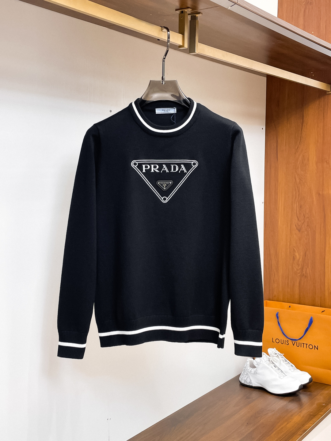 NO:537231,Prada 2025 Autumn and Winter [New Product] Sweaters are exclusively available for harsh goods, imported original technology wool worsted!  Fine knitting is integrated, and the color mixed weaving is purely handmade. It is of high grade, highlighting the taste and luxury of clothing. It is exquisite in craftsmanship!  Customized original craft thread upper body is so handsome, purchasing level counters with the same model as men and women. Number of codes M-3XL, prada, sweaters, alexander wang19860909普拉达 2025秋冬【新品】毛衣专供狠货,进口原版科技羊毛精纺！精细针织一体,色彩混织纯手工技艺呈现 档次极高,凸显衣着品味与奢华 工艺精湛！定制原版工艺螺纹上身帅到爆,代购级别专柜男女同款 码数M-3XL,,prada,sweaters,alexander wang,Men's clothing