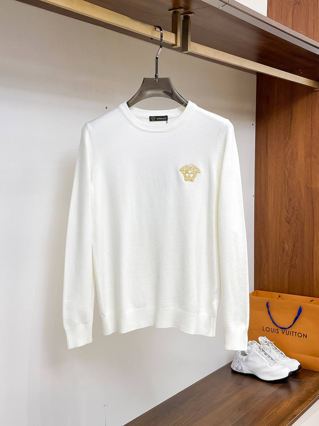 NO:537246,Versace 2025 Autumn and Winter [New Product] Sweaters are exclusively available for harsh goods, imported original technology wool worsted!  Fine knitting is integrated, and the color mixed weaving is purely handmade. It is of high grade, highlighting the taste and luxury of clothing. It is exquisite in craftsmanship!  Customized original craft thread upper body is so handsome, purchasing level counter with the same model as men and women. Number of codes M-3XL, versace, sweaters, alexander wang19860909范思哲 2025秋冬【新品】毛衣专供狠货,进口原版科技羊毛精纺！精细针织一体,色彩混织纯手工技艺呈现 档次极高,凸显衣着品味与奢华 工艺精湛！定制原版工艺螺纹上身帅到爆,代购级别专柜男女同款 码数M-3XL,,versace,sweaters,alexander wang,Men's clothing