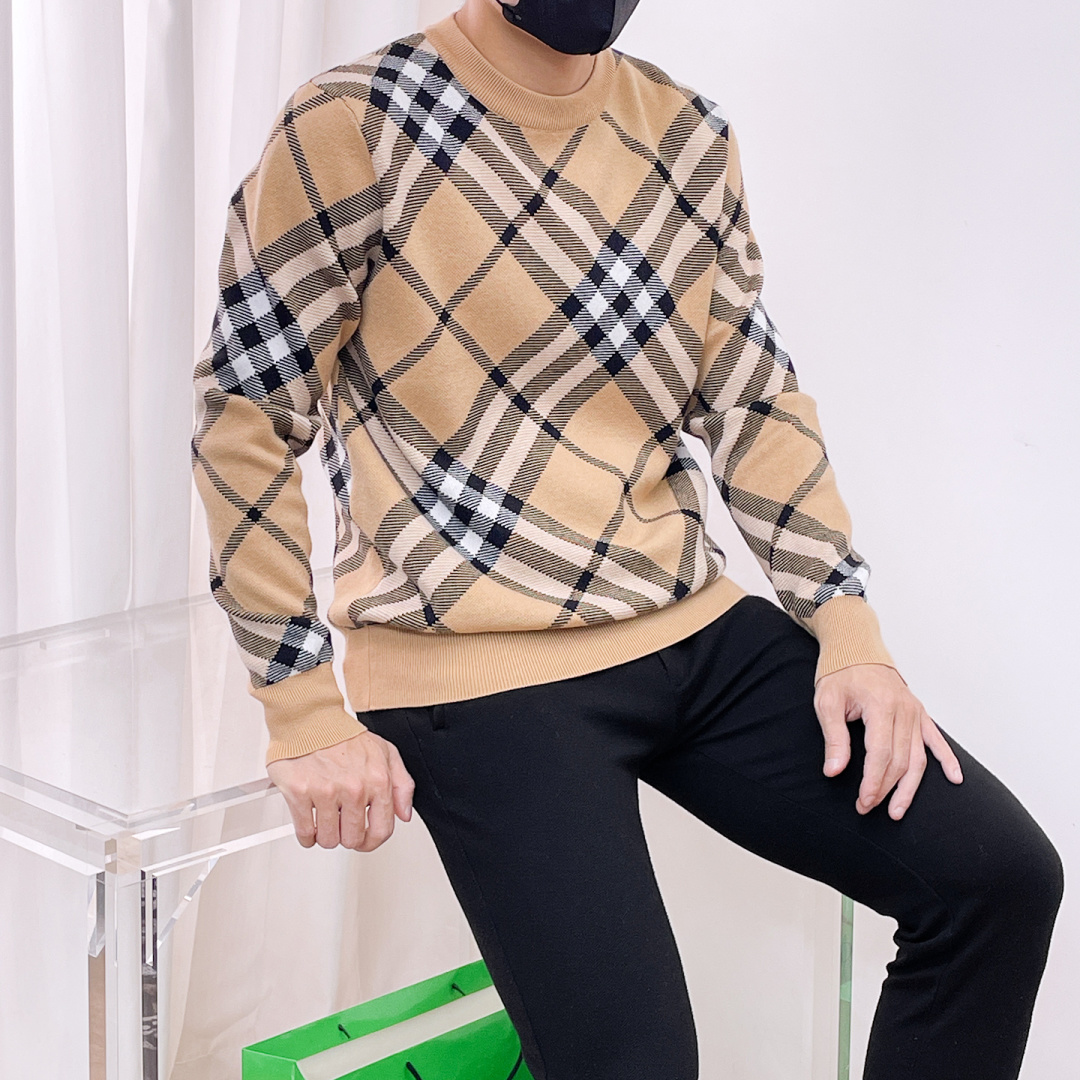 NO:565362,Burberry 2025 new wool sweater for autumn and winter. High-quality Italian imported wool blended fabrics, high-density knitting, fashionable and versatile sweater, very handsome. The classic logo is more durable and less likely to deform. The counter version can be easily held in various styles. The classic fashion model that is sought after every year has become popular all over the world!  Size M-3XL (please state your height and weight when placing an order),,burberry,sweaters,alexander wang19860909巴宝莉2025秋冬新款羊毛毛衣 高品质意大利进口羊毛混纺面料,高密度针织,时尚百搭毛衣,帅气十足.经典Logo标志 更耐穿更加不易变形,专柜版型,各种风格都能轻松Hold住,年年被追捧的经典时尚款 已经风靡全球！ 码数M-3XL(下单请报身高体重),,burberry,sweaters,alexander wang,Men's clothing