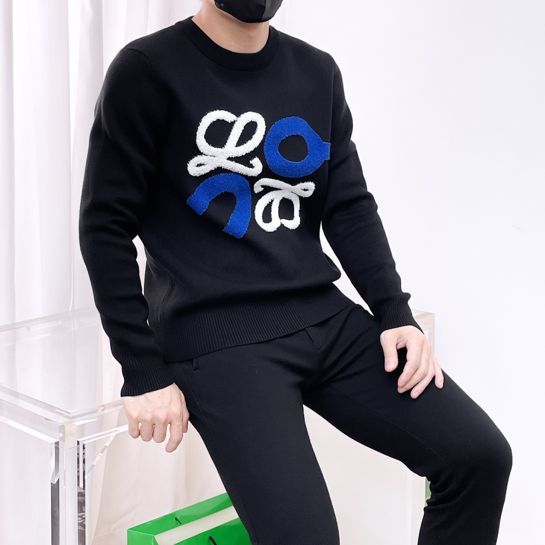 NO:565356,Loewe's new 2025 autumn and winter wool sweater. High-quality Italian imported wool blended fabrics, high-density knitting, fashionable and versatile sweater, very handsome. The classic logo is more durable and less likely to deform. The counter version can be easily held in various styles. The classic fashion style that is sought after every year has become popular all over the world!  Size M-3XL (please state your height and weight when placing an order),,loewe,sweaters,alexander wang19860909罗意威2025秋冬新款羊毛毛衣 高品质意大利进口羊毛混纺面料,高密度针织,时尚百搭毛衣,帅气十足.经典Logo标志 更耐穿更加不易变形,专柜版型,各种风格都能轻松Hold住,年年被追捧的经典时尚款 已经风靡全球！ 码数M-3XL(下单请报身高体重),,loewe,sweaters,alexander wang,Men's clothing