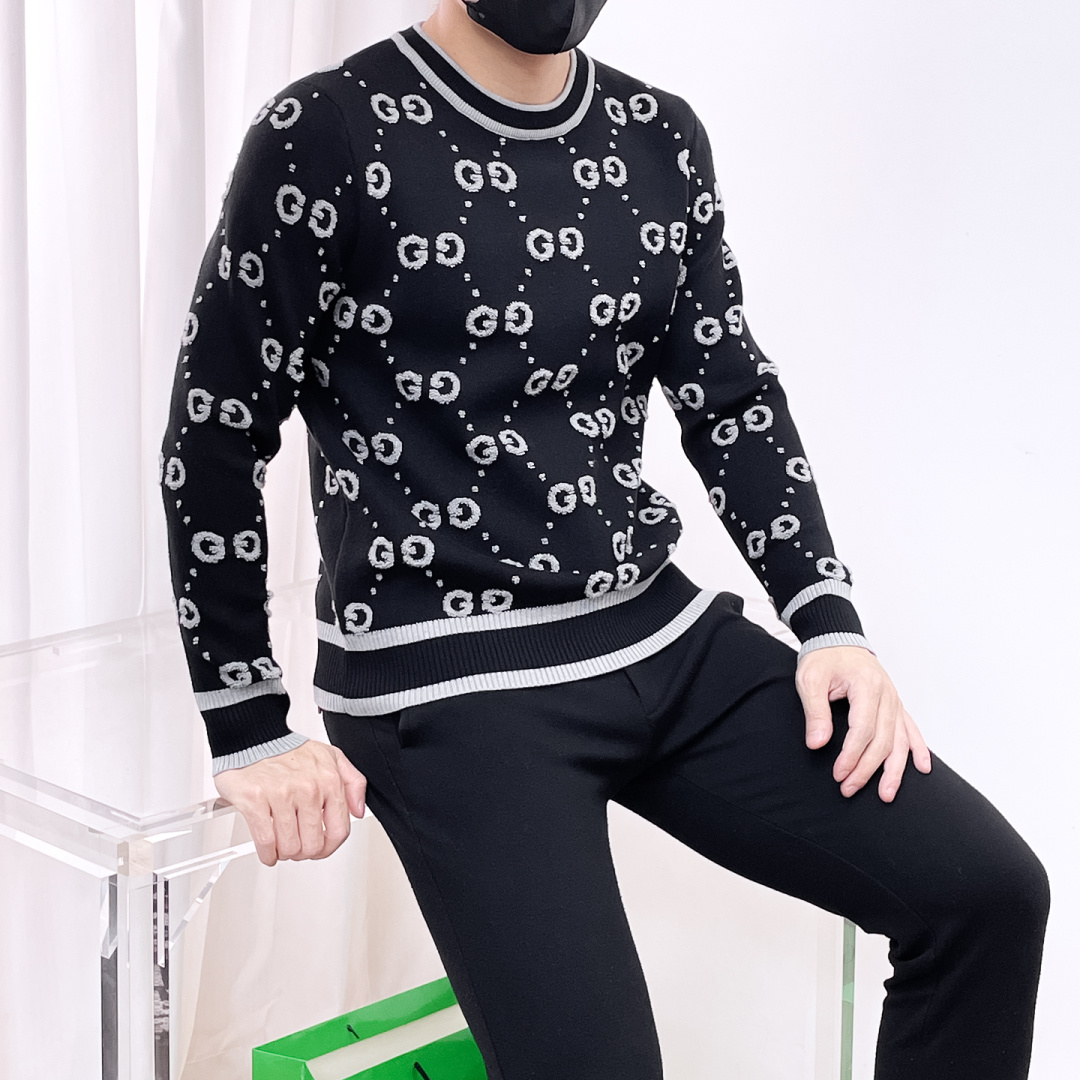 NO:565349,Gucci 2025 new wool sweater for autumn and winter. High-quality Italian imported wool blend fabric, high-density knitting, fashionable and versatile sweater, very handsome. The classic logo is more durable and less likely to deform. The counter version can be easily held in various styles. The classic fashion model that is sought after every year has become popular all over the world!  Size M-3XL (please state your height and weight when placing an order),,gucci,sweaters,alexander wang19860909古驰2025秋冬新款羊毛毛衣 高品质意大利进口羊毛混纺面料,高密度针织,时尚百搭毛衣,帅气十足.经典Logo标志 更耐穿更加不易变形,专柜版型,各种风格都能轻松Hold住,年年被追捧的经典时尚款 已经风靡全球！ 码数M-3XL(下单请报身高体重),,gucci,sweaters,alexander wang,Men's clothing