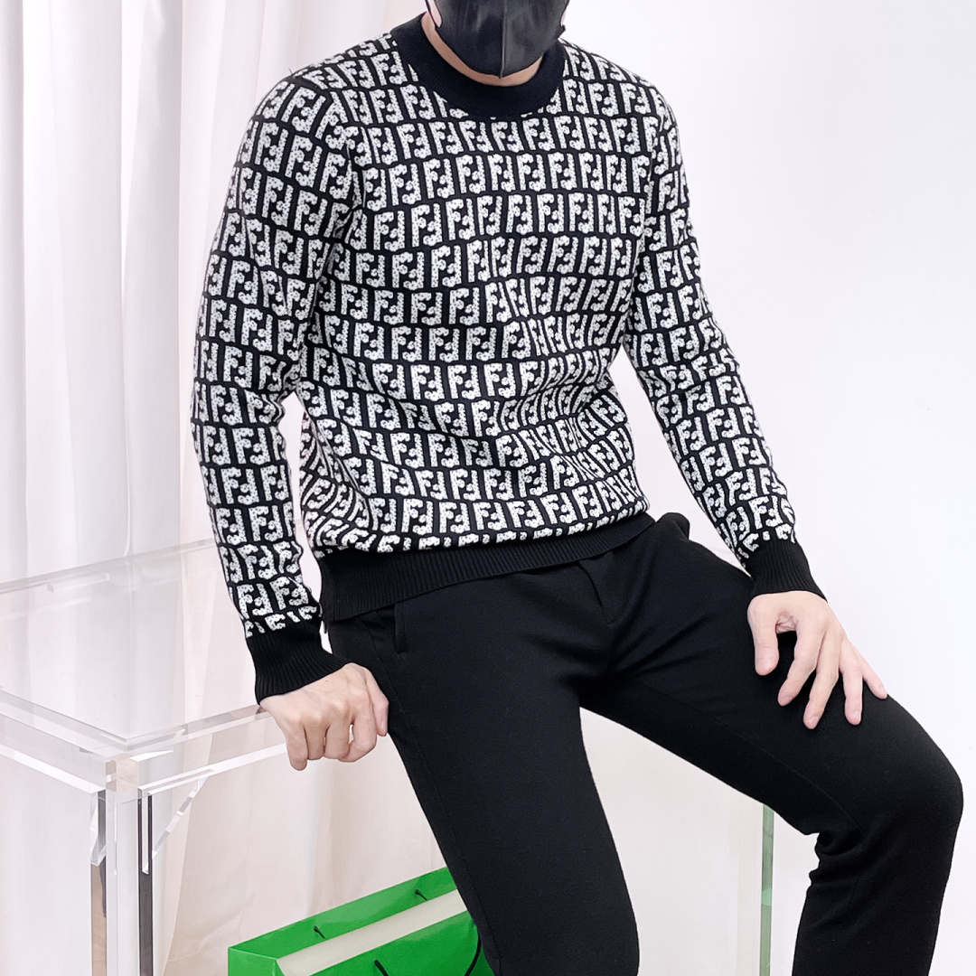 NO:565348,Fendi 2025 autumn and winter new wool sweater. High-quality Italian imported wool blended fabric, high-density knitting, fashionable and versatile sweater, very handsome. The classic logo is more durable and less likely to deform. The counter version can be easily held in various styles. The classic fashion model that is sought after every year has become popular all over the world!  Size M-3XL (please state your height and weight when placing an order),,fendi,sweaters,alexander wang19860909芬迪2025秋冬新款羊毛毛衣 高品质意大利进口羊毛混纺面料,高密度针织,时尚百搭毛衣,帅气十足.经典Logo标志 更耐穿更加不易变形,专柜版型,各种风格都能轻松Hold住,年年被追捧的经典时尚款 已经风靡全球！ 码数M-3XL(下单请报身高体重),,fendi,sweaters,alexander wang,Men's clothing