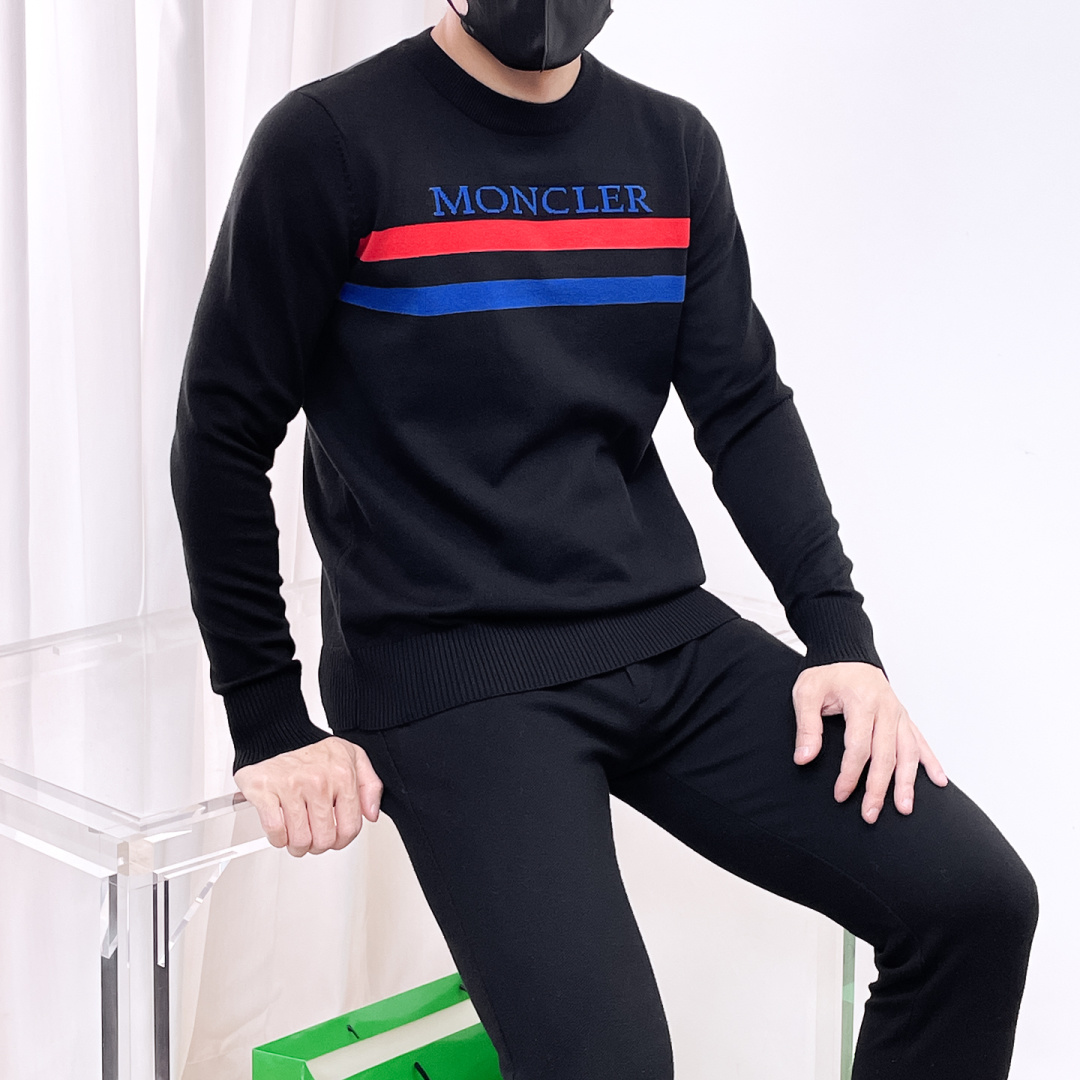 NO:565346,Mengkou 2025 new autumn and winter wool sweater. High-quality Italian imported wool blended fabrics, high-density knitting, fashionable and versatile sweater, very handsome. The classic logo is more durable and less likely to deform. The counter version can be easily held in various styles. The classic fashion style that is sought after every year has become popular all over the world!  Size M-3XL (please state your height and weight when placing an order),,Moncler,sweaters,alexander wang19860909蒙口2025秋冬新款羊毛毛衣 高品质意大利进口羊毛混纺面料,高密度针织,时尚百搭毛衣,帅气十足.经典Logo标志 更耐穿更加不易变形,专柜版型,各种风格都能轻松Hold住,年年被追捧的经典时尚款 已经风靡全球！ 码数M-3XL(下单请报身高体重),,Moncler,sweaters,alexander wang,Men's clothing