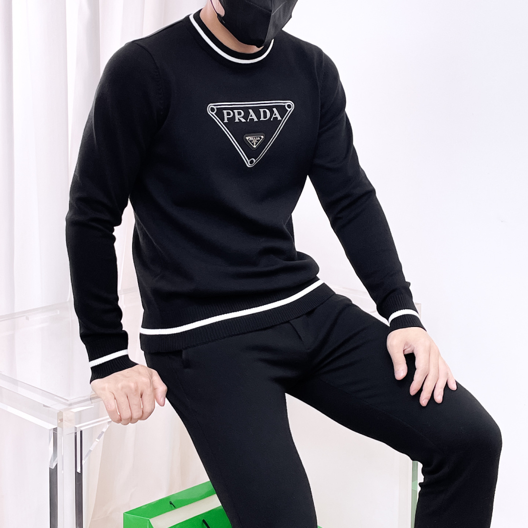 NO:565342,Prada's new 2025 autumn and winter wool sweater is made of high-quality Italian imported wool blended fabrics, high-density knitting, fashionable and versatile sweater, and very handsome. The classic logo is more durable and less likely to deform, and the counter version can be easily held in various styles. The classic fashion model that is sought after every year has become popular all over the world!  Size M-3XL (please state your height and weight when placing an order), prada, sweaters, alexander wang19860909普拉达2025秋冬新款羊毛毛衣 高品质意大利进口羊毛混纺面料,高密度针织,时尚百搭毛衣,帅气十足.经典Logo标志 更耐穿更加不易变形,专柜版型,各种风格都能轻松Hold住,年年被追捧的经典时尚款 已经风靡全球！ 码数M-3XL(下单请报身高体重),,prada,sweaters,alexander wang,Men's clothing