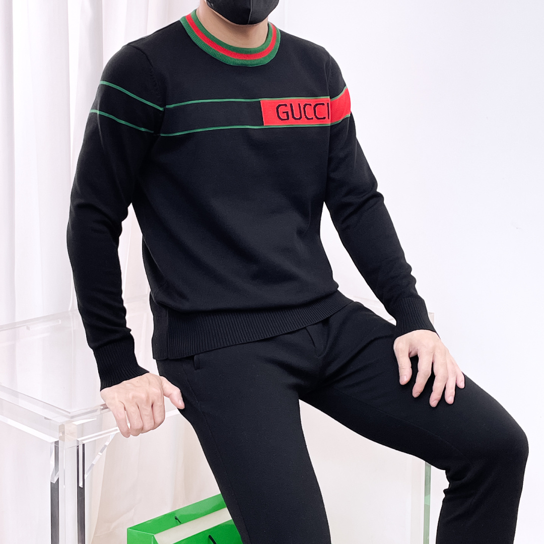 NO:565340,Gucci 2025 new wool sweater for autumn and winter. High-quality Italian imported wool blend fabric, high-density knitting, fashionable and versatile sweater, very handsome. The classic logo is more durable and less likely to deform. The counter version can be easily held in various styles. The classic fashion model that is sought after every year has become popular all over the world!  Size M-3XL (please state your height and weight when placing an order),,gucci,sweaters,alexander wang19860909古驰2025秋冬新款羊毛毛衣 高品质意大利进口羊毛混纺面料,高密度针织,时尚百搭毛衣,帅气十足.经典Logo标志 更耐穿更加不易变形,专柜版型,各种风格都能轻松Hold住,年年被追捧的经典时尚款 已经风靡全球！ 码数M-3XL(下单请报身高体重),,gucci,sweaters,alexander wang,Men's clothing