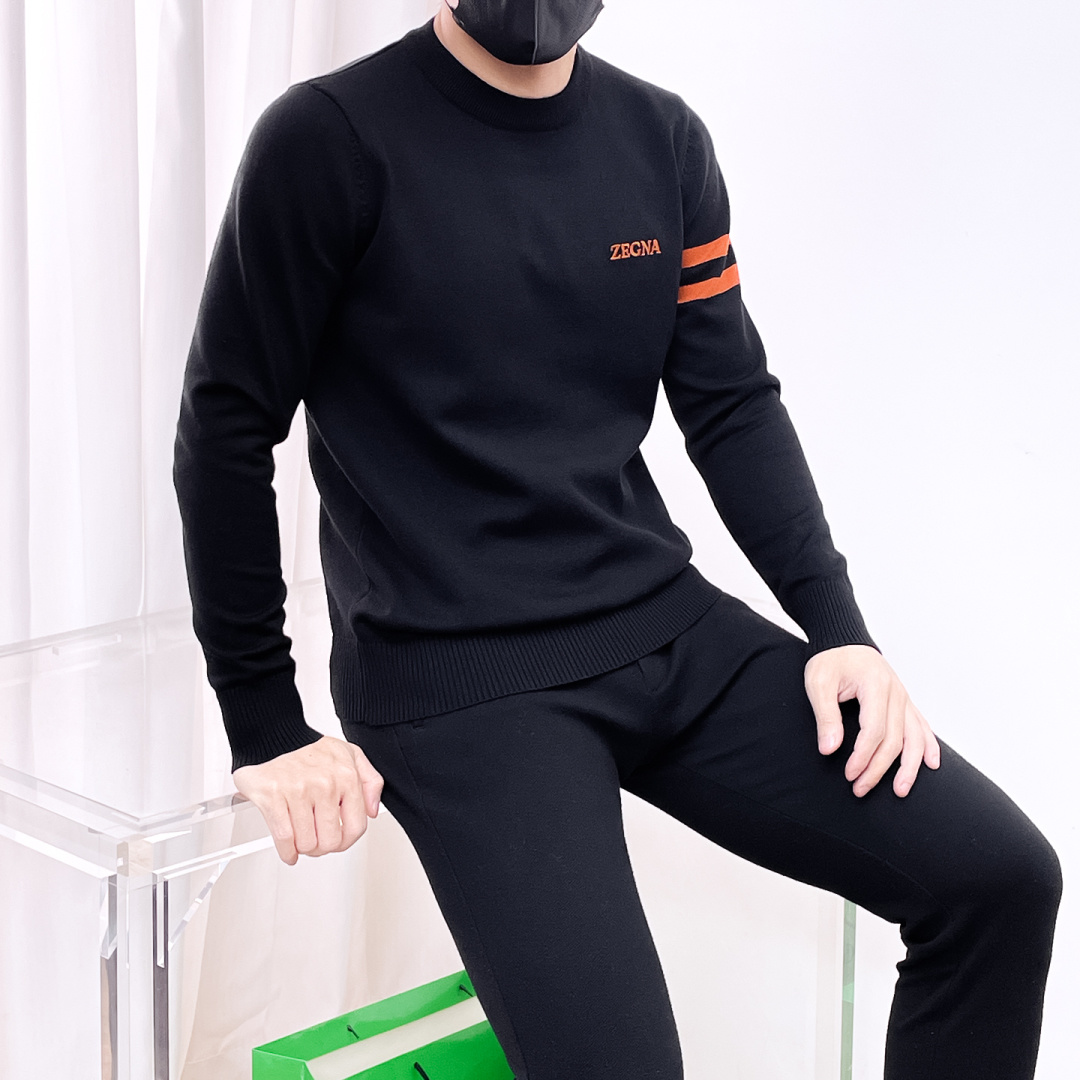 NO:565339,Ermenegildo Zegna's 2025 new wool sweater for autumn and winter. High-quality wool blended fabric imported from Italy, high-density knitting, fashionable and versatile sweater, very handsome. The classic logo is more durable and less likely to deform. The counter version can be easily held in various styles. The classic fashion model that is sought after every year has become popular all over the world!  Size M-3XL (please state your height and weight when placing an order),,zegna,sweaters,alexander wang19860909杰尼亚2025秋冬新款羊毛毛衣 高品质意大利进口羊毛混纺面料,高密度针织,时尚百搭毛衣,帅气十足.经典Logo标志 更耐穿更加不易变形,专柜版型,各种风格都能轻松Hold住,年年被追捧的经典时尚款 已经风靡全球！ 码数M-3XL(下单请报身高体重),,zegna,sweaters,alexander wang,Men's clothing