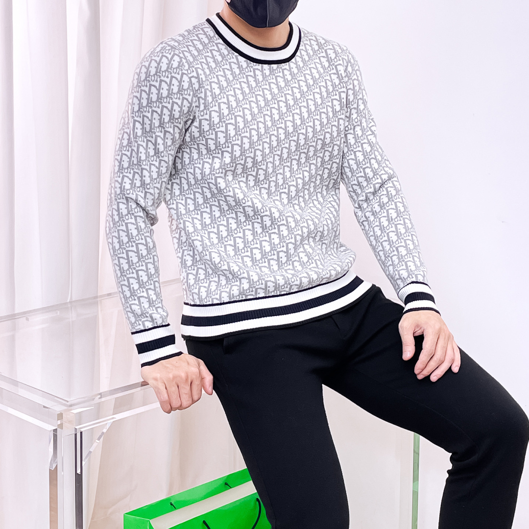 NO:565337,Dior's 2025 autumn and winter new wool sweater. High-quality Italian imported wool blended fabrics, high-density knitting, fashionable and versatile sweater, very handsome. The classic logo is more durable and less likely to deform. The counter version can be easily held in various styles. The classic fashion style that is sought after every year has become popular all over the world!  Size M-3XL (please state your height and weight when placing an order), dior, sweaters, alexander wang19860909迪奥2025秋冬新款羊毛毛衣 高品质意大利进口羊毛混纺面料,高密度针织,时尚百搭毛衣,帅气十足.经典Logo标志 更耐穿更加不易变形,专柜版型,各种风格都能轻松Hold住,年年被追捧的经典时尚款 已经风靡全球！ 码数M-3XL(下单请报身高体重),,dior,sweaters,alexander wang,Men's clothing