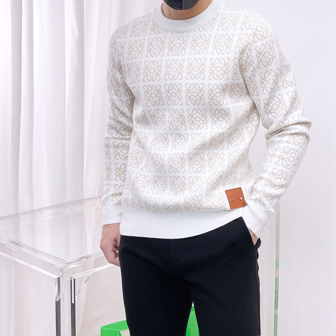 NO:565335,Loewe's new 2025 autumn and winter wool sweater. High-quality Italian imported wool blended fabrics, high-density knitting, fashionable and versatile sweater, very handsome. The classic logo is more durable and less likely to deform. The counter version can be easily held in various styles. The classic fashion style that is sought after every year has become popular all over the world!  Size M-3XL (please state your height and weight when placing an order),,loewe,sweaters,alexander wang19860909罗意威2025秋冬新款羊毛毛衣 高品质意大利进口羊毛混纺面料,高密度针织,时尚百搭毛衣,帅气十足.经典Logo标志 更耐穿更加不易变形,专柜版型,各种风格都能轻松Hold住,年年被追捧的经典时尚款 已经风靡全球！ 码数M-3XL(下单请报身高体重),,loewe,sweaters,alexander wang,Men's clothing