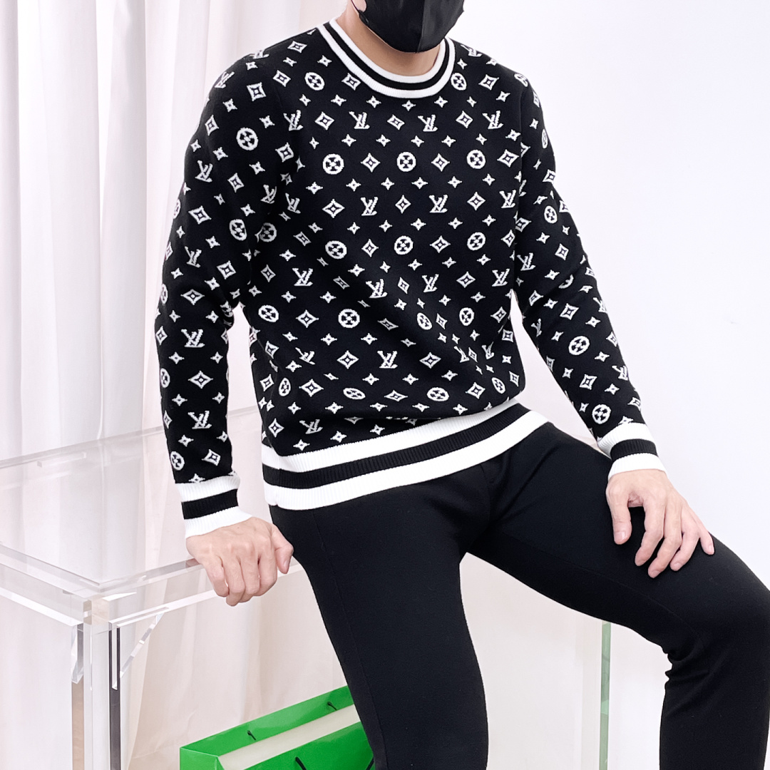 NO:565334,LV2025 new autumn and winter wool sweater. High-quality Italian imported wool blended fabric, high-density knitting, fashionable and versatile sweater, very handsome. Classic logo logo is more durable and less deformable. Counter version, various styles can be easily held. The classic fashion style that is sought after every year has become popular all over the world!  Size M-3XL (please state your height and weight when placing an order),,louis vuitton,sweaters,alexander wang19860909LV2025秋冬新款羊毛毛衣 高品质意大利进口羊毛混纺面料,高密度针织,时尚百搭毛衣,帅气十足.经典Logo标志 更耐穿更加不易变形,专柜版型,各种风格都能轻松Hold住,年年被追捧的经典时尚款 已经风靡全球！ 码数M-3XL(下单请报身高体重),,louis vuitton,sweaters,alexander wang,Men's clothing