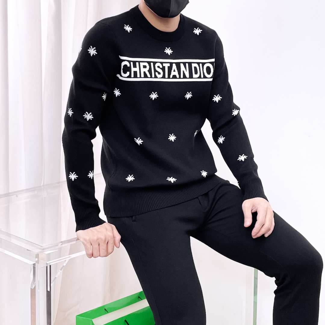 NO:565332,Dior's 2025 autumn and winter new wool sweater. High-quality Italian imported wool blended fabrics, high-density knitting, fashionable and versatile sweater, very handsome. The classic logo is more durable and less likely to deform. The counter version can be easily held in various styles. The classic fashion style that is sought after every year has become popular all over the world!  Size M-3XL (please state your height and weight when placing an order), dior, sweaters, alexander wang19860909迪奥2025秋冬新款羊毛毛衣 高品质意大利进口羊毛混纺面料,高密度针织,时尚百搭毛衣,帅气十足.经典Logo标志 更耐穿更加不易变形,专柜版型,各种风格都能轻松Hold住,年年被追捧的经典时尚款 已经风靡全球！ 码数M-3XL(下单请报身高体重),,dior,sweaters,alexander wang,Men's clothing