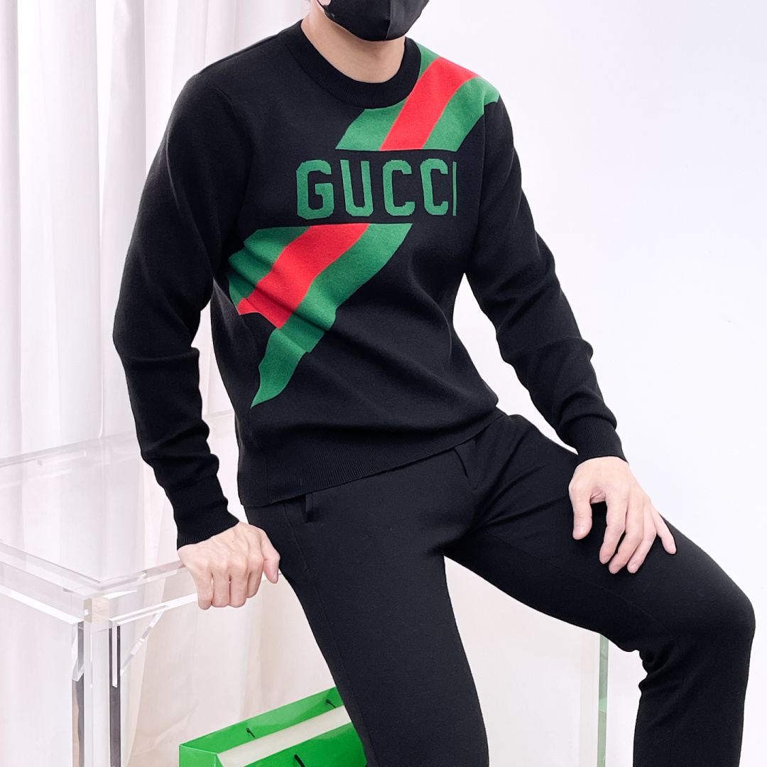 NO:565347,Gucci 2025 new wool sweater for autumn and winter. High-quality Italian imported wool blend fabric, high-density knitting, fashionable and versatile sweater, very handsome. The classic logo is more durable and less likely to deform. The counter version can be easily held in various styles. The classic fashion model that is sought after every year has become popular all over the world!  Size M-3XL (please state your height and weight when placing an order),,gucci,sweaters,alexander wang19860909古驰2025秋冬新款羊毛毛衣 高品质意大利进口羊毛混纺面料,高密度针织,时尚百搭毛衣,帅气十足.经典Logo标志 更耐穿更加不易变形,专柜版型,各种风格都能轻松Hold住,年年被追捧的经典时尚款 已经风靡全球！ 码数M-3XL(下单请报身高体重),,gucci,sweaters,alexander wang,Men's clothing