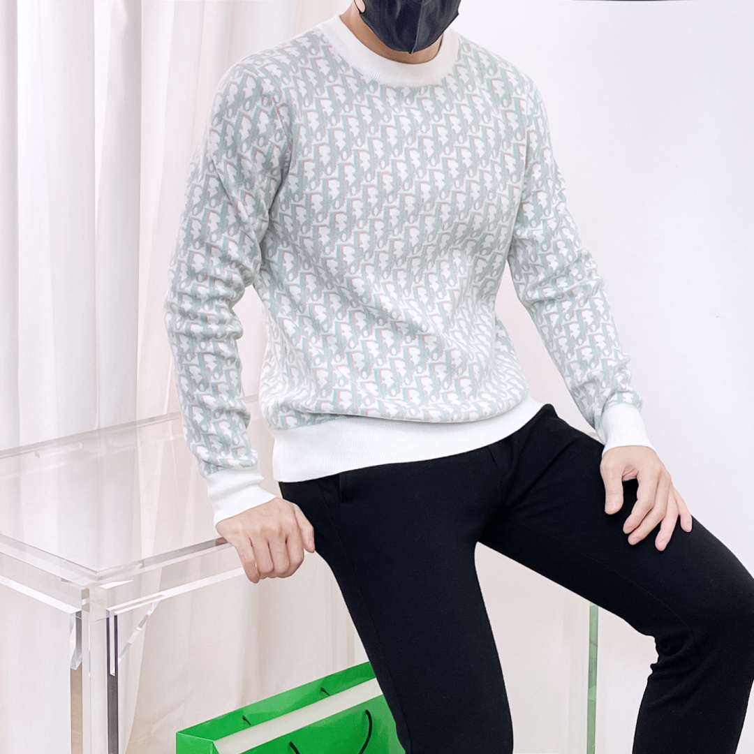 NO:565345,Dior's new 2025 autumn and winter wool sweater is made of high-quality Italian imported wool blended fabrics, high-density knitting, fashionable and versatile sweater, and very handsome. The classic logo is more durable and less likely to deform, and the counter version can be easily held in various styles. The classic fashion style that is sought after every year has become popular all over the world!  Size M-3XL (please state your height and weight when placing an order), dior, sweaters, alexander wang19860909迪奥 2025秋冬新款羊毛毛衣 高品质意大利进口羊毛混纺面料,高密度针织,时尚百搭毛衣,帅气十足.经典Logo标志 更耐穿更加不易变形,专柜版型,各种风格都能轻松Hold住,年年被追捧的经典时尚款 已经风靡全球！ 码数M-3XL(下单请报身高体重),,dior,sweaters,alexander wang,Men's clothing