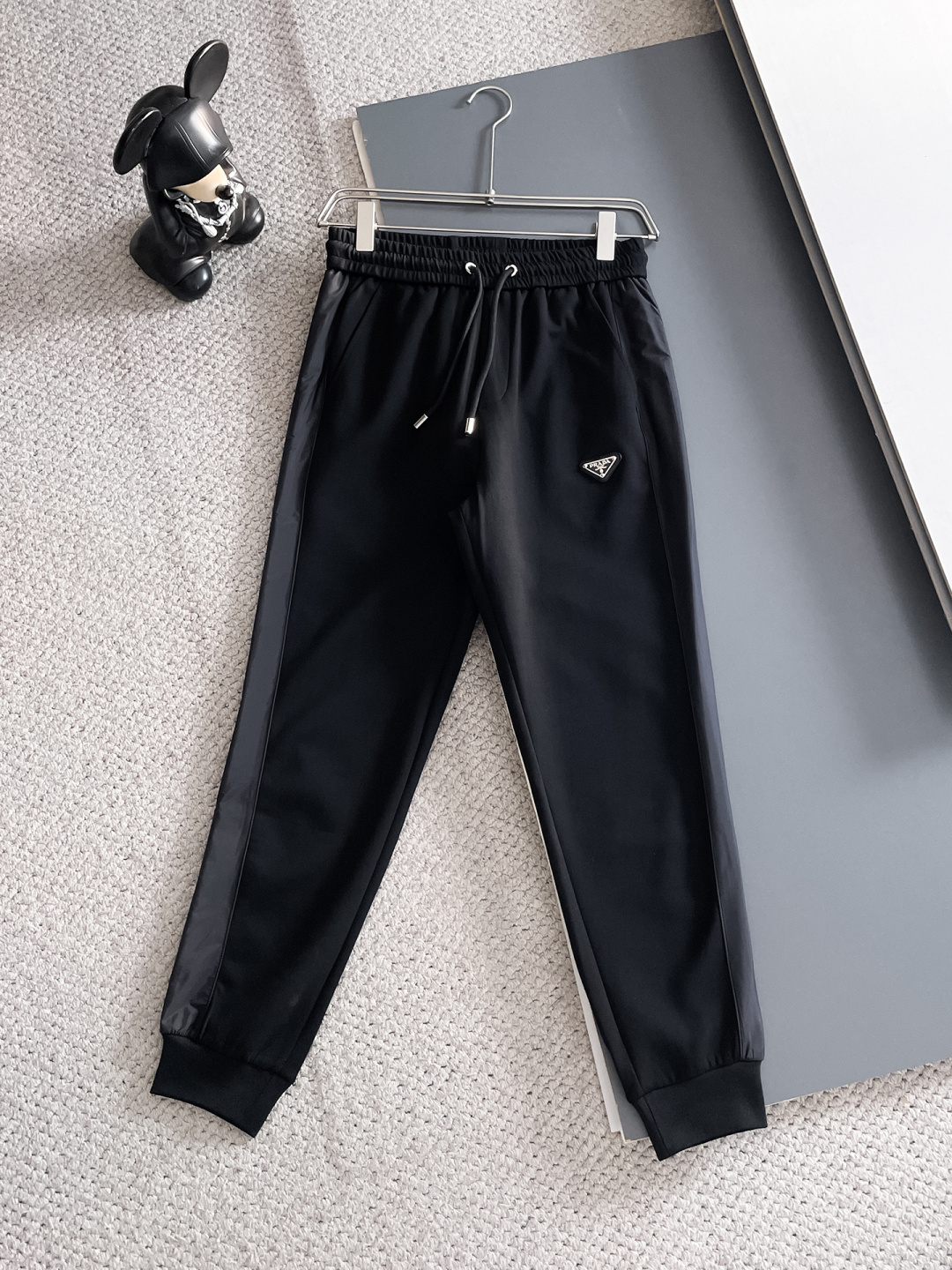 普拉达 2025秋冬新款专柜同款休闲套装，透气舒适休闲！高级感满满！细节精致高档，做工无可挑剔！原版高端