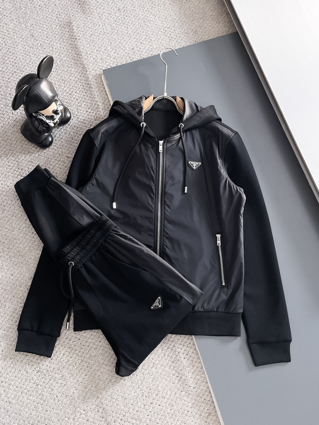 NO:570989,Prada 2025 autumn and winter new counter casual suit, breathable, comfortable and casual!  Full of high-end feel!  The details are exquisite and high-end, and the workmanship is impeccable!  The original high-end fabric is very high-end!  The fabric is crisp, anti-wrinkle and wear-resistant, warm and stylish. Everyone must buy a set this autumn and winter. They must look cool and cool when wearing it. We especially recommend sizes M-3XL, prada, and alexander wang.19860909普拉达 2025秋冬新款专柜同款休闲套装,透气舒适休闲！高级感满满！细节精致高档,做工无可挑剔！原版高端面料很显高级！面料挺括抗皱耐磨,保暖利落有型 这个秋冬每人必须入手一套 穿上必须是醉帅气的 咋们家特别推荐码数M-3XL,,prada,alexander wang,Men's clothing