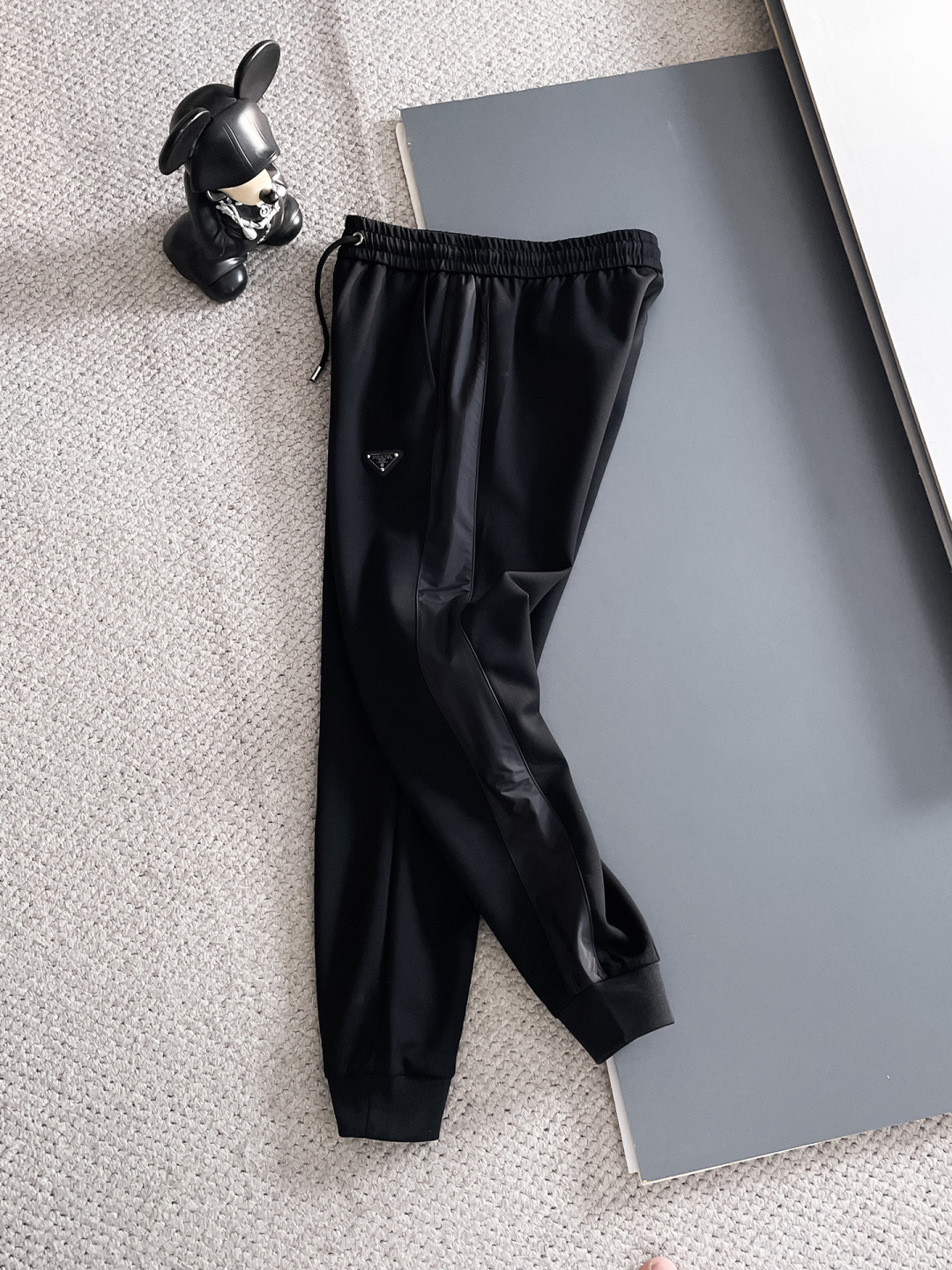 普拉达 2025秋冬新款专柜同款休闲套装，透气舒适休闲！高级感满满！细节精致高档，做工无可挑剔！原版高端