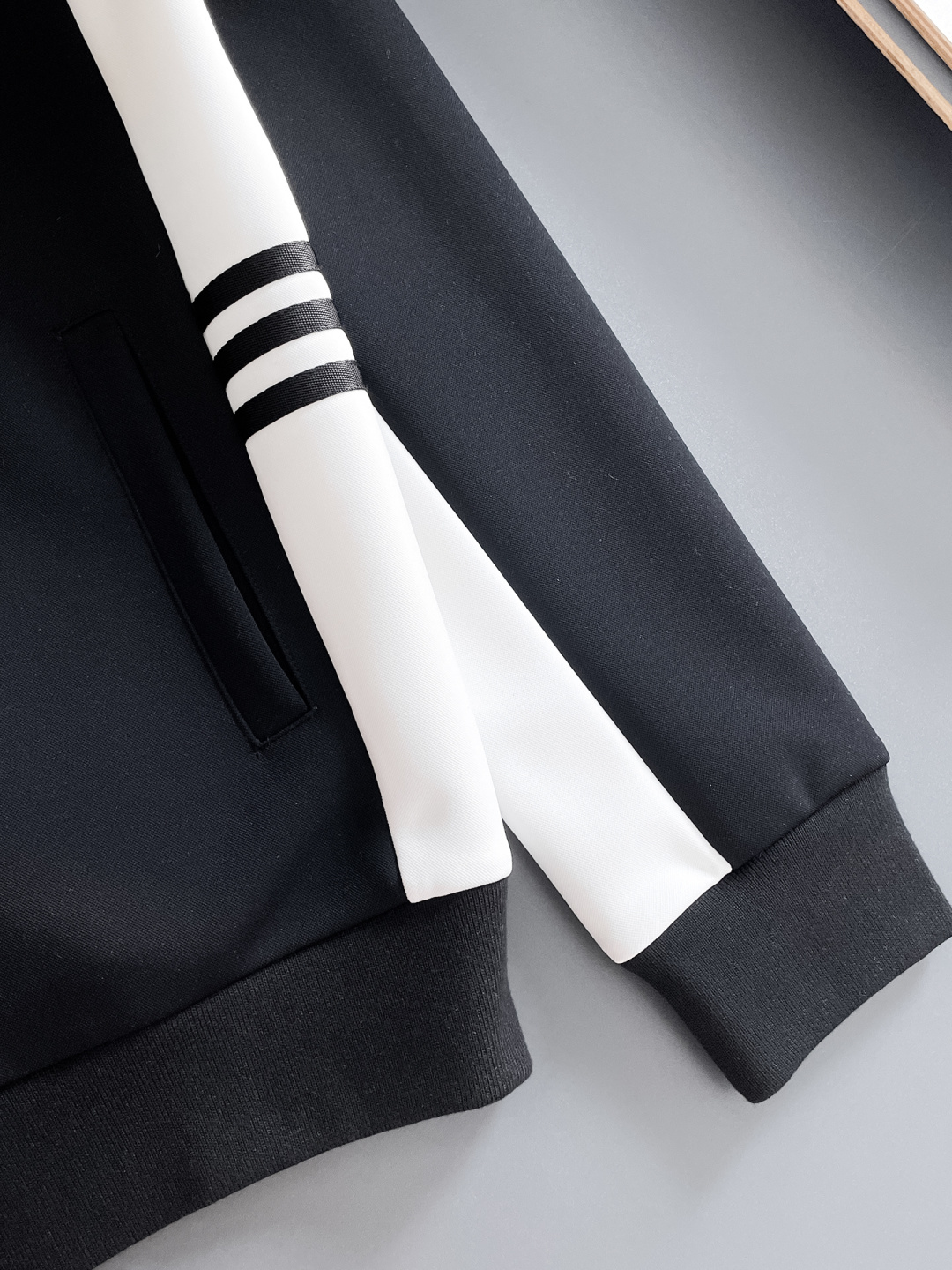 LV 2025秋冬新款专柜同款休闲套装，透气舒适休闲！高级感满满！细节精致高档，做工无可挑剔！原版高端面