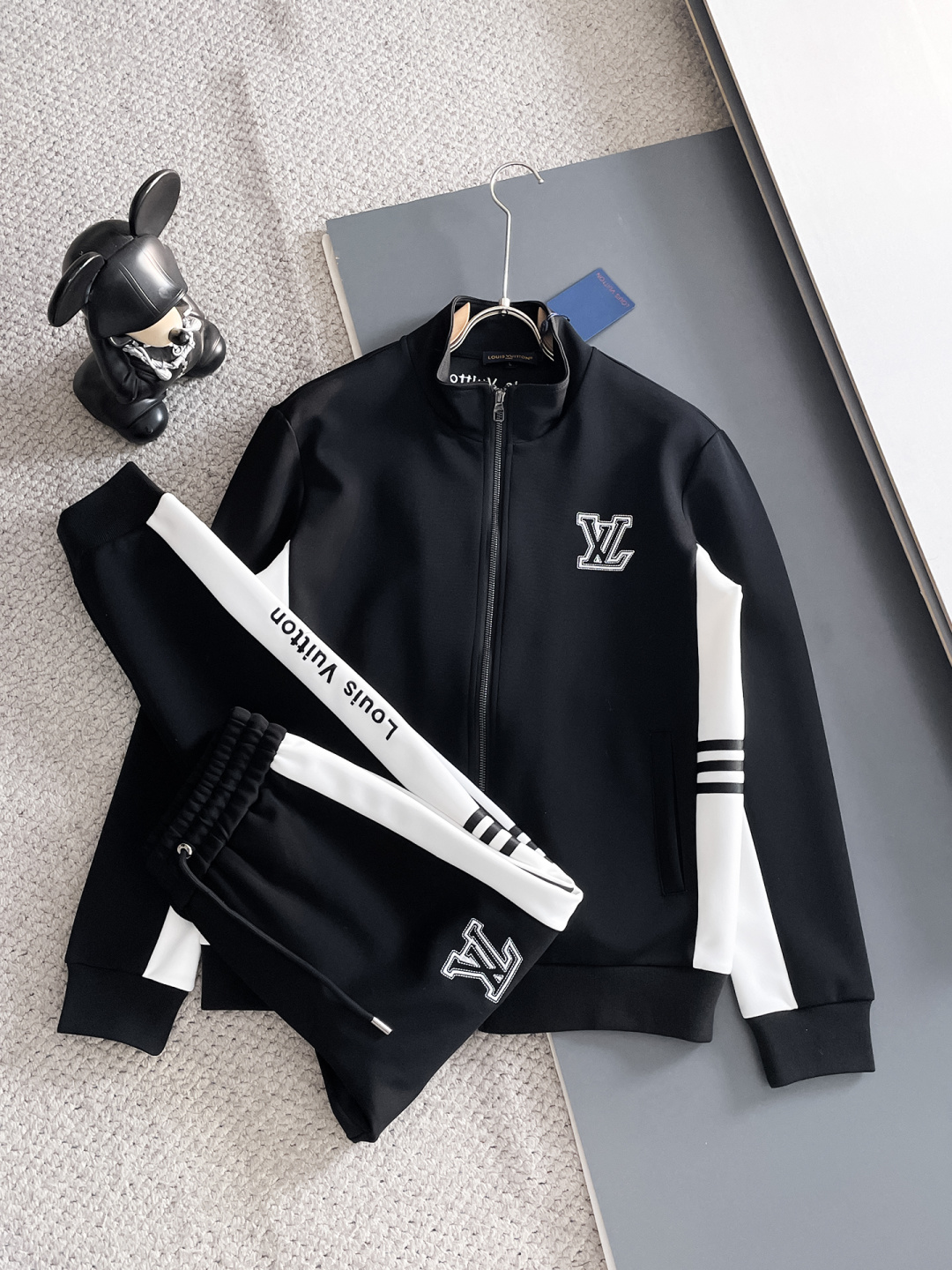 NO:570995,LV 2025 autumn and winter new counter casual suits of the same style, breathable, comfortable and casual!  Full of high-end feel!  The details are exquisite and high-end, and the workmanship is impeccable!  The original high-end fabric is very high-end!  The fabric is crisp, anti-wrinkle and wear-resistant, warm and stylish. Everyone must buy a set this autumn and winter. They must look cool and cool when wearing it. We especially recommend sizes M-3XL, louis vuitton, and alexander wang.19860909LV 2025秋冬新款专柜同款休闲套装,透气舒适休闲！高级感满满！细节精致高档,做工无可挑剔！原版高端面料很显高级！面料挺括抗皱耐磨,保暖利落有型 这个秋冬每人必须入手一套 穿上必须是醉帅气的 咋们家特别推荐码数M-3XL,,louis vuitton,alexander wang,Men's clothing