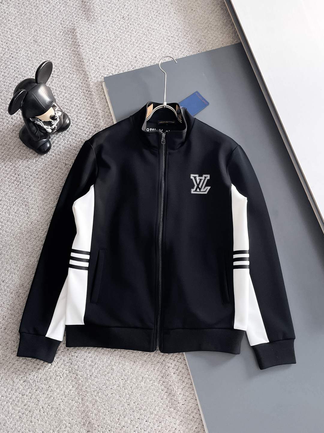 LV 2025秋冬新款专柜同款休闲套装，透气舒适休闲！高级感满满！细节精致高档，做工无可挑剔！原版高端面