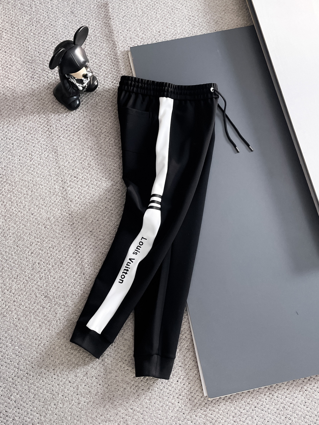 LV 2025秋冬新款专柜同款休闲套装，透气舒适休闲！高级感满满！细节精致高档，做工无可挑剔！原版高端面