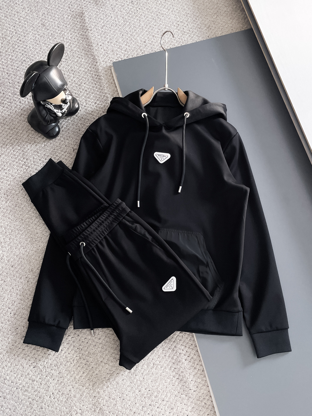 NO:566516,Prada 2025 autumn and winter new counter casual suit, breathable, comfortable and casual!  Full of high-end feel!  The details are exquisite and high-end, and the workmanship is impeccable!  The original high-end fabric is very high-end!  The fabric is crisp, anti-wrinkle and wear-resistant, warm and stylish. Everyone must buy a set this autumn and winter. They must look cool and cool when wearing it. We especially recommend sizes M-3XL, prada, and alexander wang.19860909普拉达 2025秋冬新款专柜同款休闲套装,透气舒适休闲！高级感满满！细节精致高档,做工无可挑剔！原版高端面料很显高级！面料挺括抗皱耐磨,保暖利落有型 这个秋冬每人必须入手一套 穿上必须是醉帅气的 咋们家特别推荐码数M-3XL,,prada,alexander wang,Men's clothing