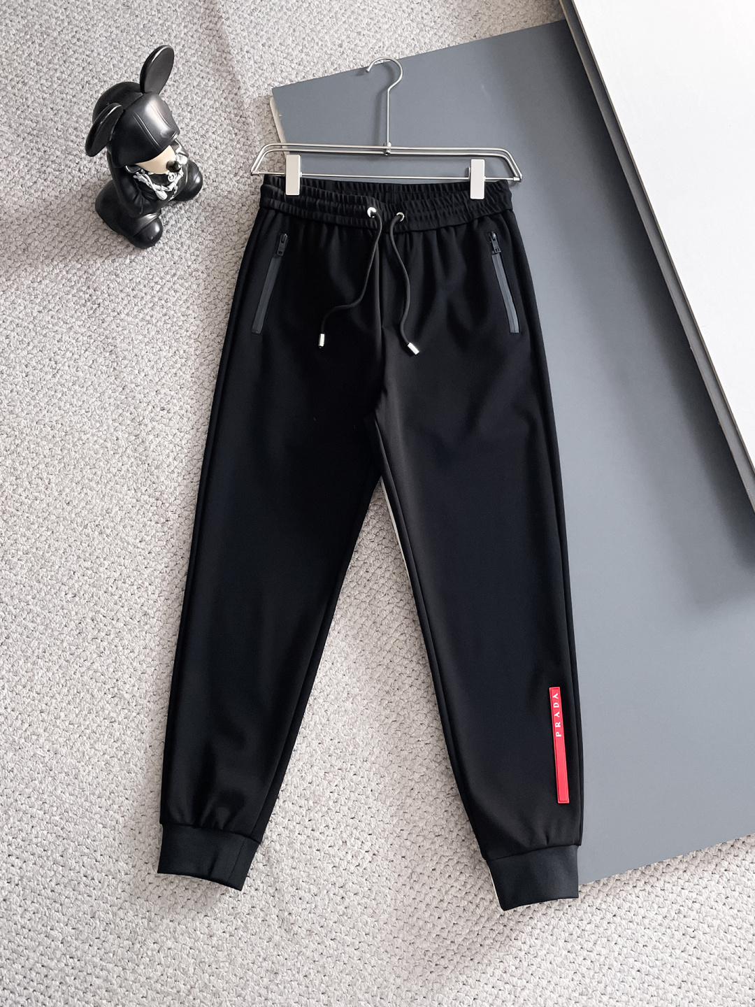 普拉达 2025秋冬新款专柜同款休闲套装，透气舒适休闲！高级感满满！细节精致高档，做工无可挑剔！原版高端