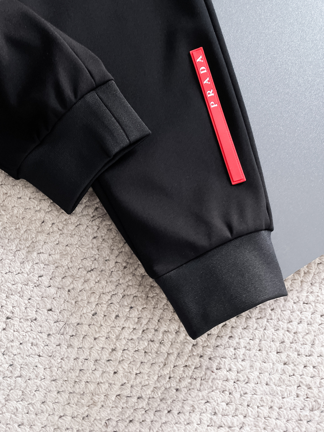 普拉达 2025秋冬新款专柜同款休闲套装，透气舒适休闲！高级感满满！细节精致高档，做工无可挑剔！原版高端