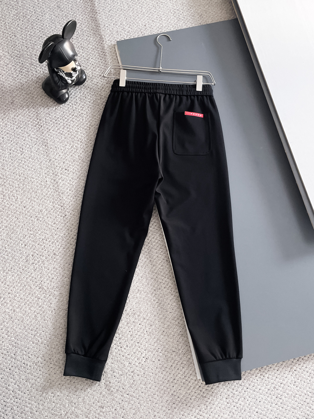 普拉达 2025秋冬新款专柜同款休闲套装，透气舒适休闲！高级感满满！细节精致高档，做工无可挑剔！原版高端