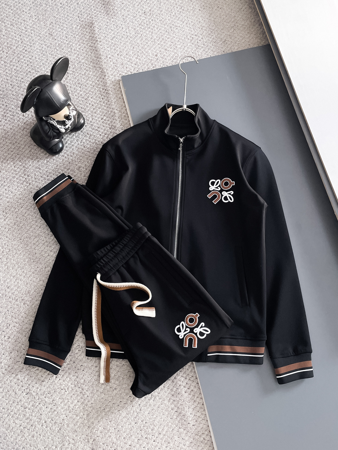 NO:571886,Loewe's 2025 autumn and winter new counter casual suit, breathable, comfortable and casual!  Full of high-end feel!  The details are exquisite and high-end, and the workmanship is impeccable!  The original high-end fabric is very high-end!  The fabric is crisp, anti-wrinkle and wear-resistant, warm, neat and stylish. Everyone must buy a set this autumn and winter. They must look cool and cool when wearing it. We especially recommend the sizes M-3XL, loewe, and alexander wang.19860909罗意威 2025秋冬新款专柜同款休闲套装,透气舒适休闲！高级感满满！细节精致高档,做工无可挑剔！原版高端面料很显高级！面料挺括抗皱耐磨,保暖利落有型 这个秋冬每人必须入手一套 穿上必须是醉帅气的 咋们家特别推荐码数M-3XL,,loewe,alexander wang,Men's clothing