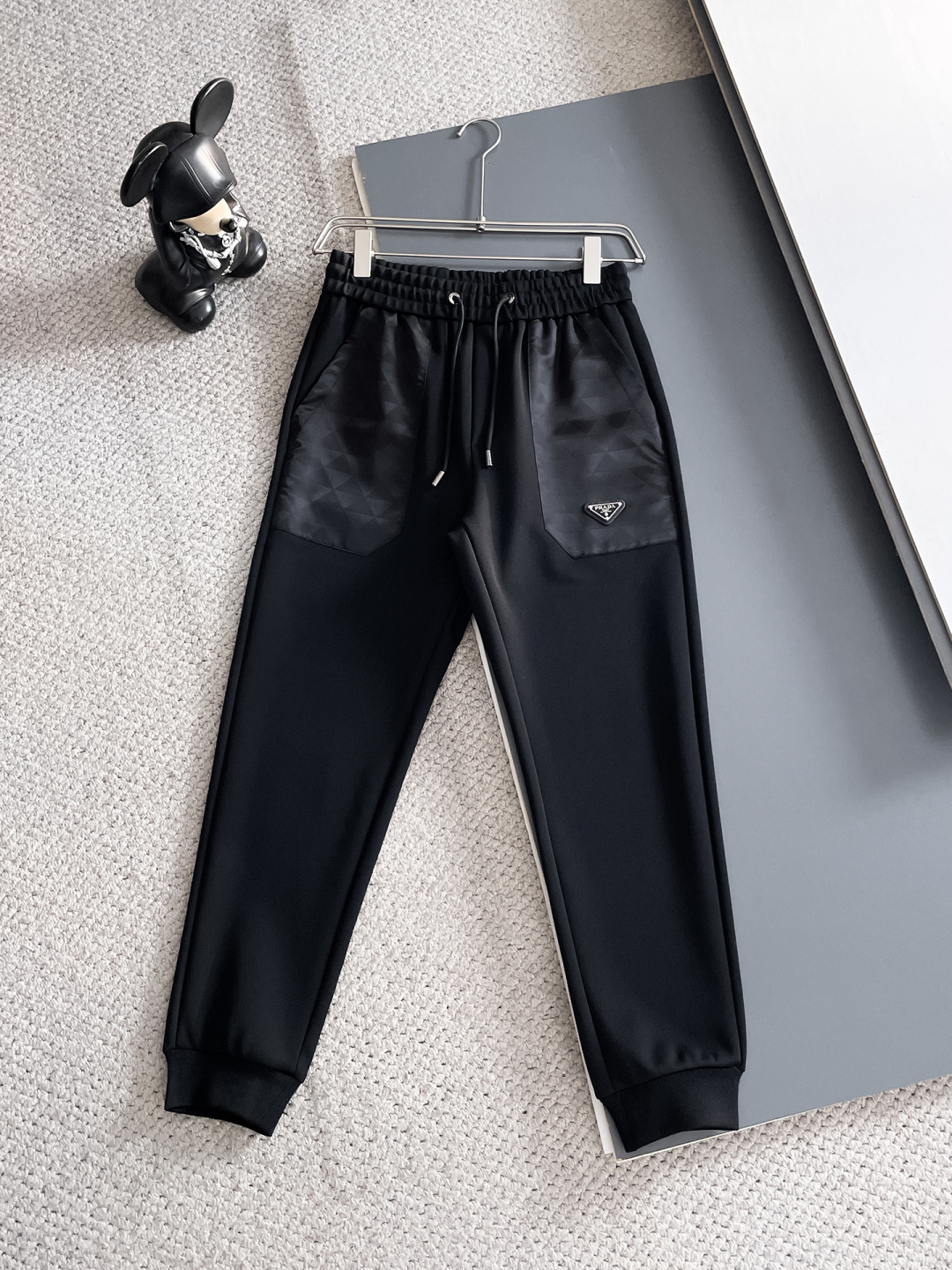 普拉达 2025秋冬新款专柜同款休闲套装，透气舒适休闲！高级感满满！细节精致高档，做工无可挑剔！原版高端