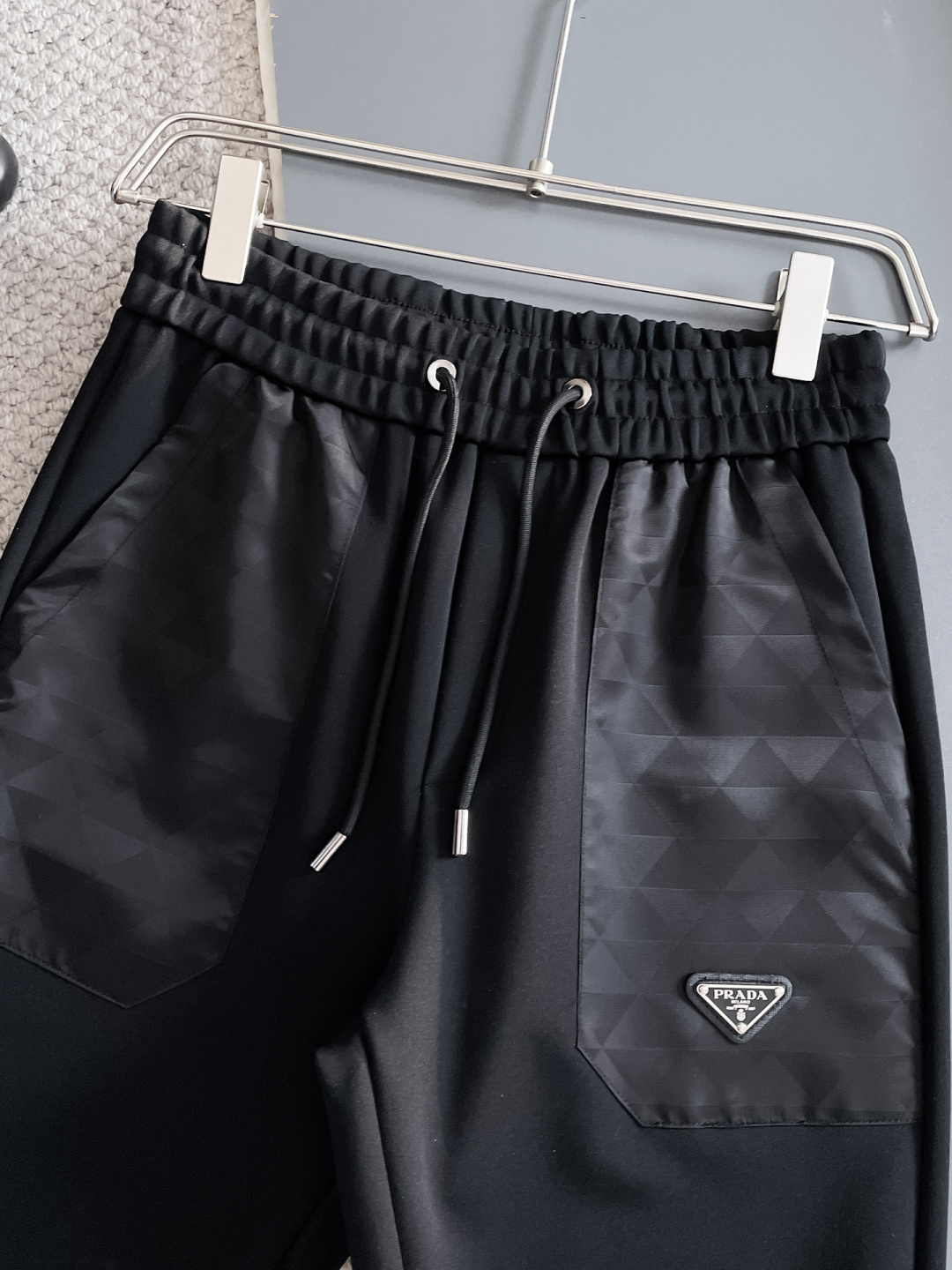 普拉达 2025秋冬新款专柜同款休闲套装，透气舒适休闲！高级感满满！细节精致高档，做工无可挑剔！原版高端