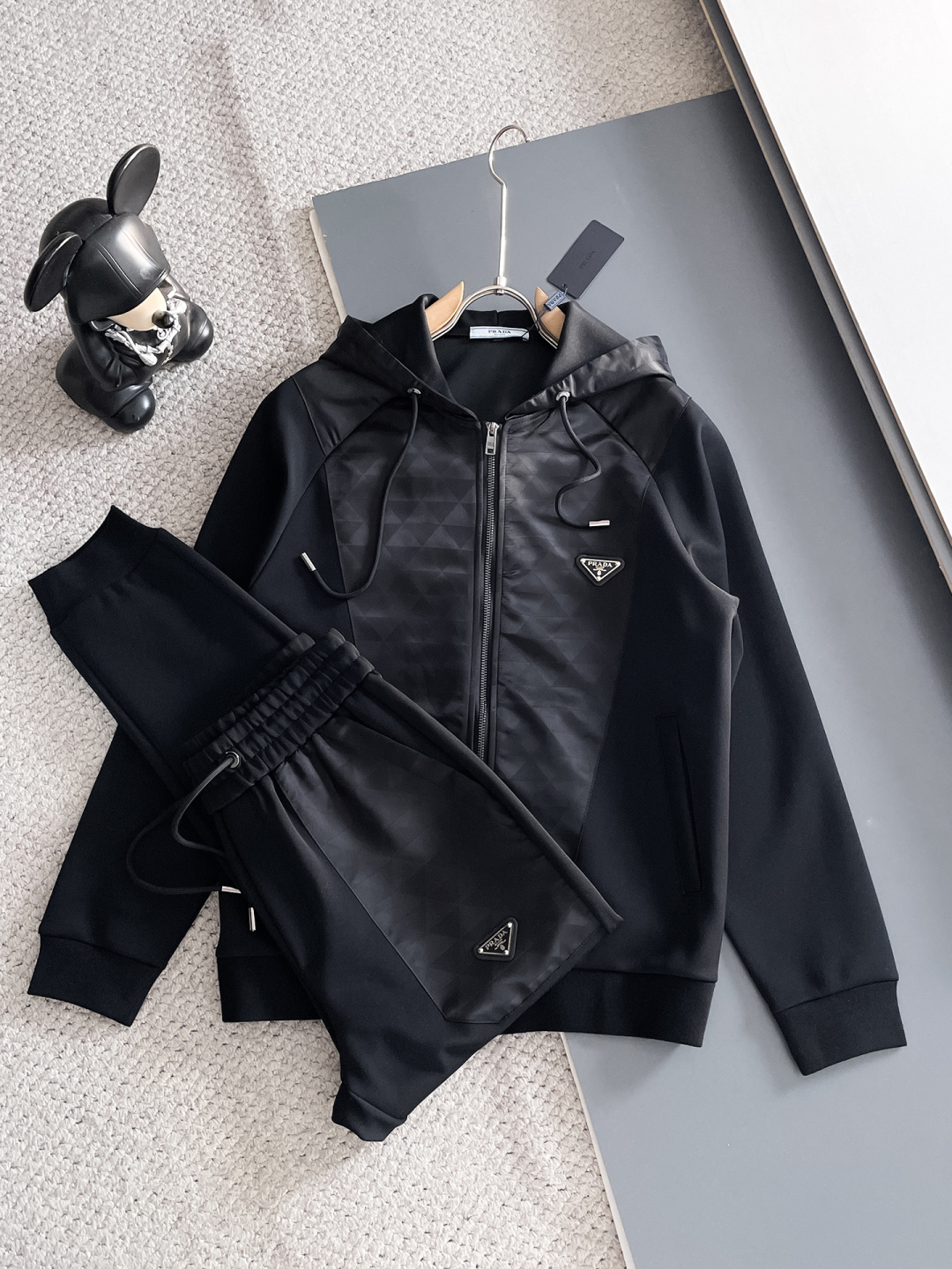 NO:571888,Prada 2025 autumn and winter new counter casual suit, breathable, comfortable and casual!  Full of high-end feel!  The details are exquisite and high-end, and the workmanship is impeccable!  The original high-end fabric is very high-end!  The fabric is crisp, anti-wrinkle and wear-resistant, warm and stylish. Everyone must buy a set this autumn and winter. They must look cool and cool when wearing it. We especially recommend sizes M-3XL, prada, and alexander wang.19860909普拉达 2025秋冬新款专柜同款休闲套装,透气舒适休闲！高级感满满！细节精致高档,做工无可挑剔！原版高端面料很显高级！面料挺括抗皱耐磨,保暖利落有型 这个秋冬每人必须入手一套 穿上必须是醉帅气的 咋们家特别推荐码数M-3XL,,prada,alexander wang,Men's clothing