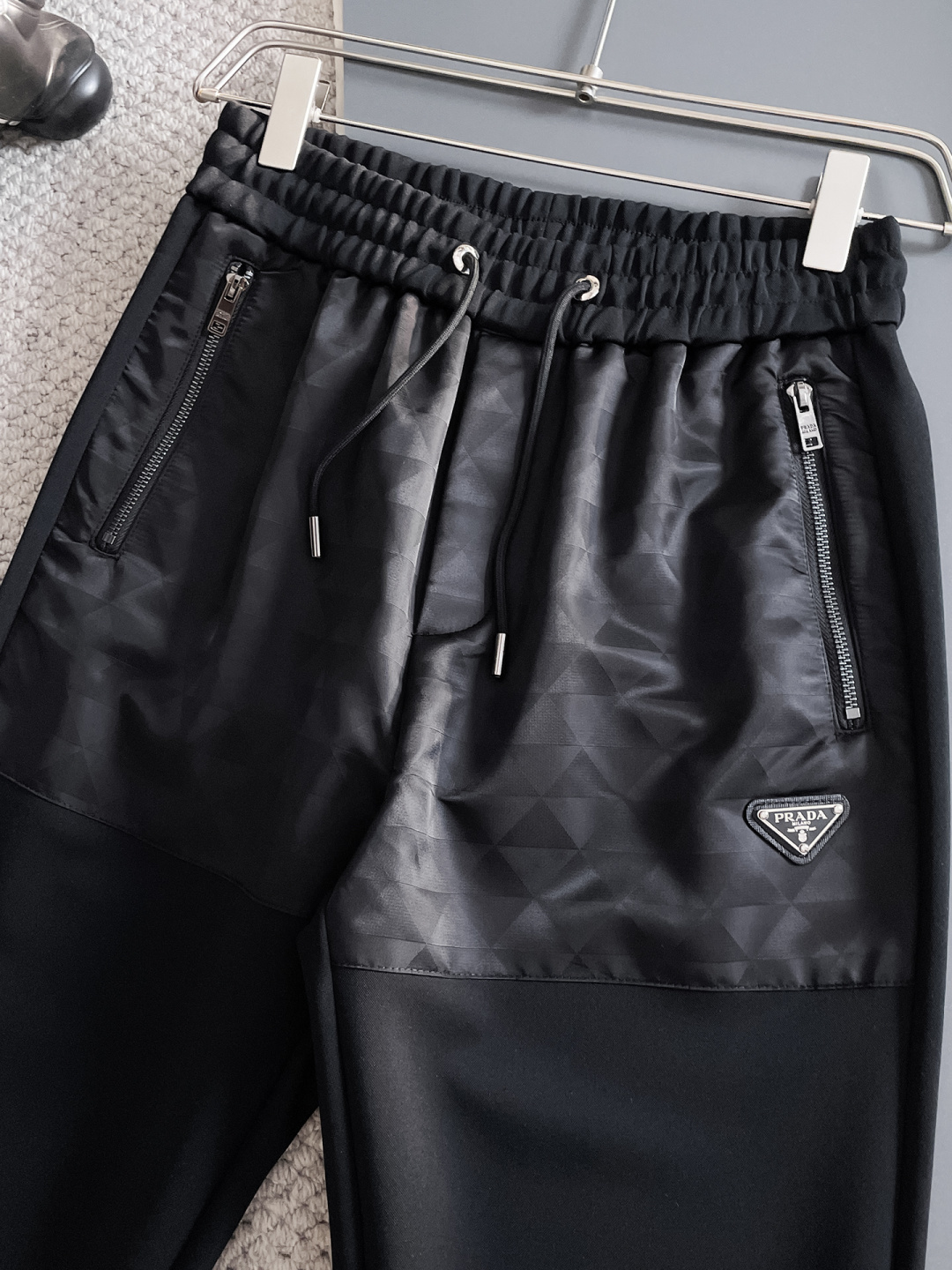 普拉达 2025秋冬新款专柜同款休闲套装，透气舒适休闲！高级感满满！细节精致高档，做工无可挑剔！原版高端