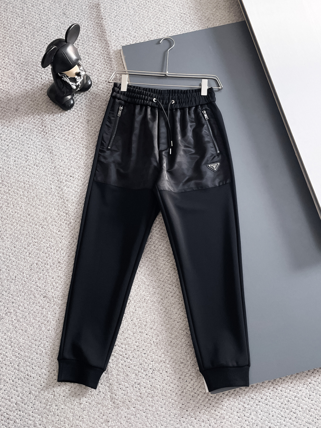 普拉达 2025秋冬新款专柜同款休闲套装，透气舒适休闲！高级感满满！细节精致高档，做工无可挑剔！原版高端