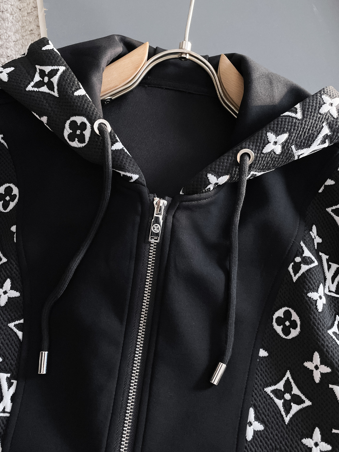 LV 2025秋冬新款专柜同款休闲套装，透气舒适休闲！高级感满满！细节精致高档，做工无可挑剔！原版高端面