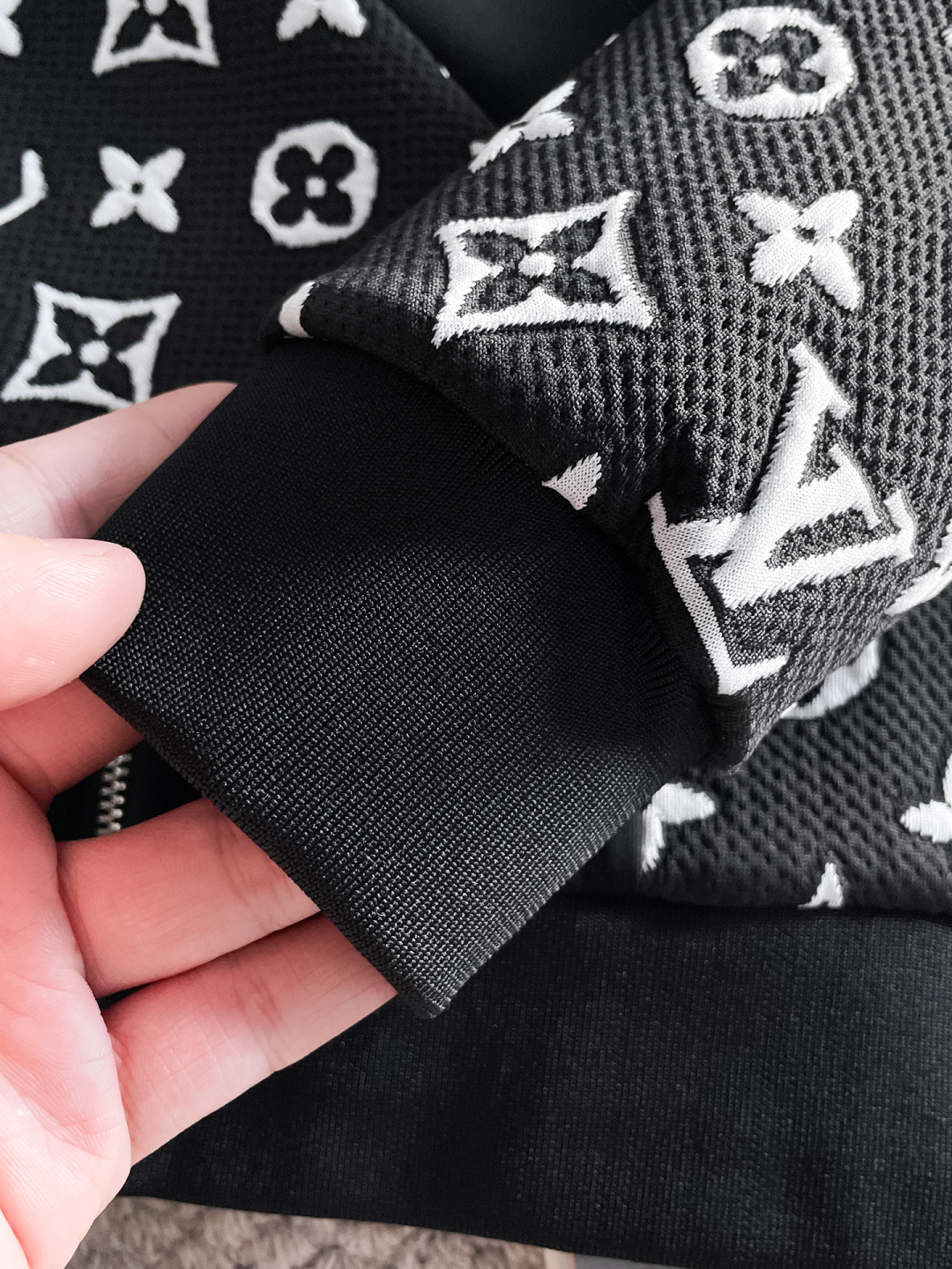 LV 2025秋冬新款专柜同款休闲套装，透气舒适休闲！高级感满满！细节精致高档，做工无可挑剔！原版高端面