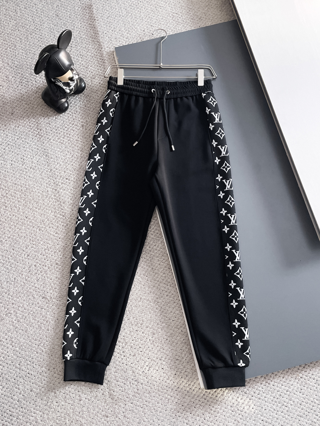 LV 2025秋冬新款专柜同款休闲套装，透气舒适休闲！高级感满满！细节精致高档，做工无可挑剔！原版高端面