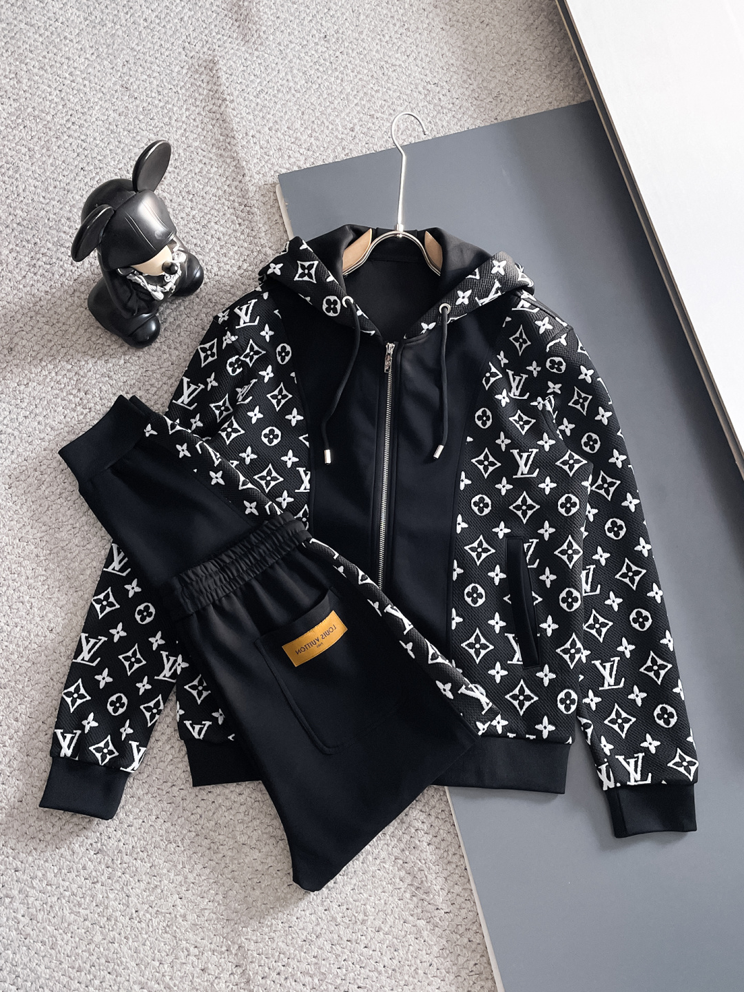 NO:570976,LV 2025 autumn and winter new counter casual suits of the same style, breathable, comfortable and casual!  Full of high-end feel!  The details are exquisite and high-end, and the workmanship is impeccable!  The original high-end fabric is very high-end!  The fabric is crisp, anti-wrinkle and wear-resistant, warm and stylish. Everyone must buy a set this autumn and winter. They must look cool and cool when wearing it. We especially recommend sizes M-3XL, louis vuitton, and alexander wang.19860909LV 2025秋冬新款专柜同款休闲套装,透气舒适休闲！高级感满满！细节精致高档,做工无可挑剔！原版高端面料很显高级！面料挺括抗皱耐磨,保暖利落有型 这个秋冬每人必须入手一套 穿上必须是醉帅气的 咋们家特别推荐码数M-3XL,,louis vuitton,alexander wang,Men's clothing