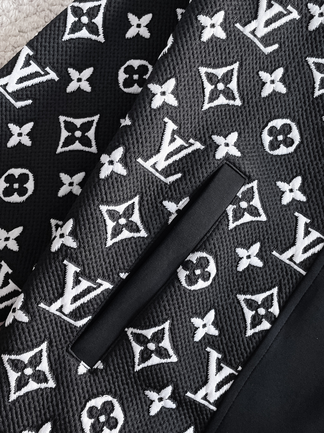 LV 2025秋冬新款专柜同款休闲套装，透气舒适休闲！高级感满满！细节精致高档，做工无可挑剔！原版高端面